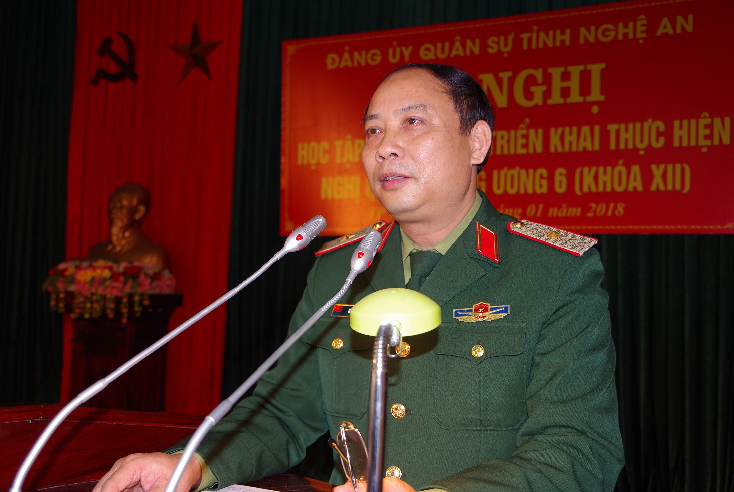 Thiếu tướng Trần Võ Dũng, Bí thư Đảng ủy, Chính ủy Quân khu 4 phát biểu chỉ đạo tại hội nghị. Ảnh: Phong Quang