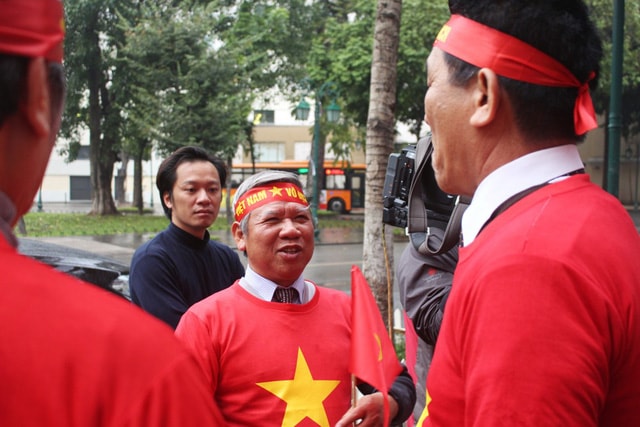 Chú Nguyễn Hữu Nhĩ (66 tuổi) không giấu nổi niềm vui: “Không thể tin được, tôi đã chờ đợi ngày này hàng chục năm. Việt Nam lần đầu tiên tiến vào sâu như vậy ở một giải đấu lớn. Trước đây, đội tuyển của chúng ta như một con rồng đang ngủ say, nay đã có người đánh thức. Tôi hy vọng Việt Nam sẽ chiếm ngôi vị cao nhất và ghi tên lên bản đồ bóng đá Thế giới”.