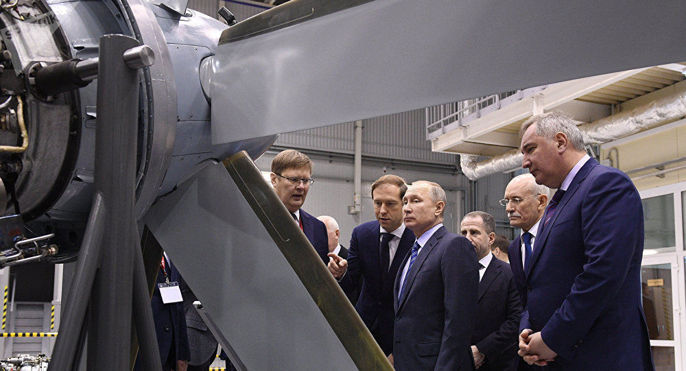 Tổng thống Nga Putin kiểm tra động cơ máy bay.