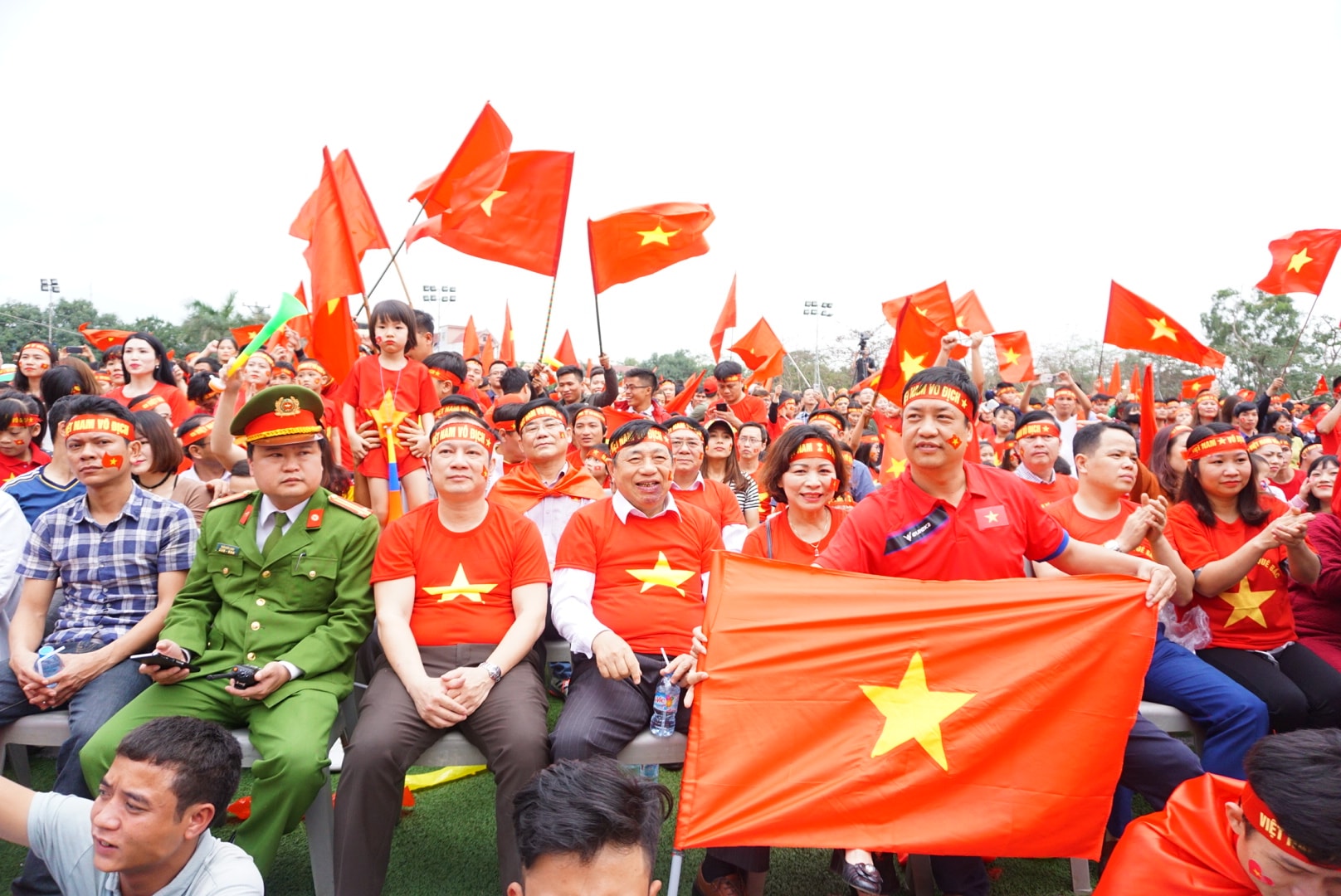Đồng chí Nguyễn Xuân Đường, Chủ tịch UBND tỉnh cùng các lãnh đạo các cấp, sở, ban, ngành đã đến cùng cổ vũ cho đội tuyển U23 Việt Nam. Ảnh: Thành Cường