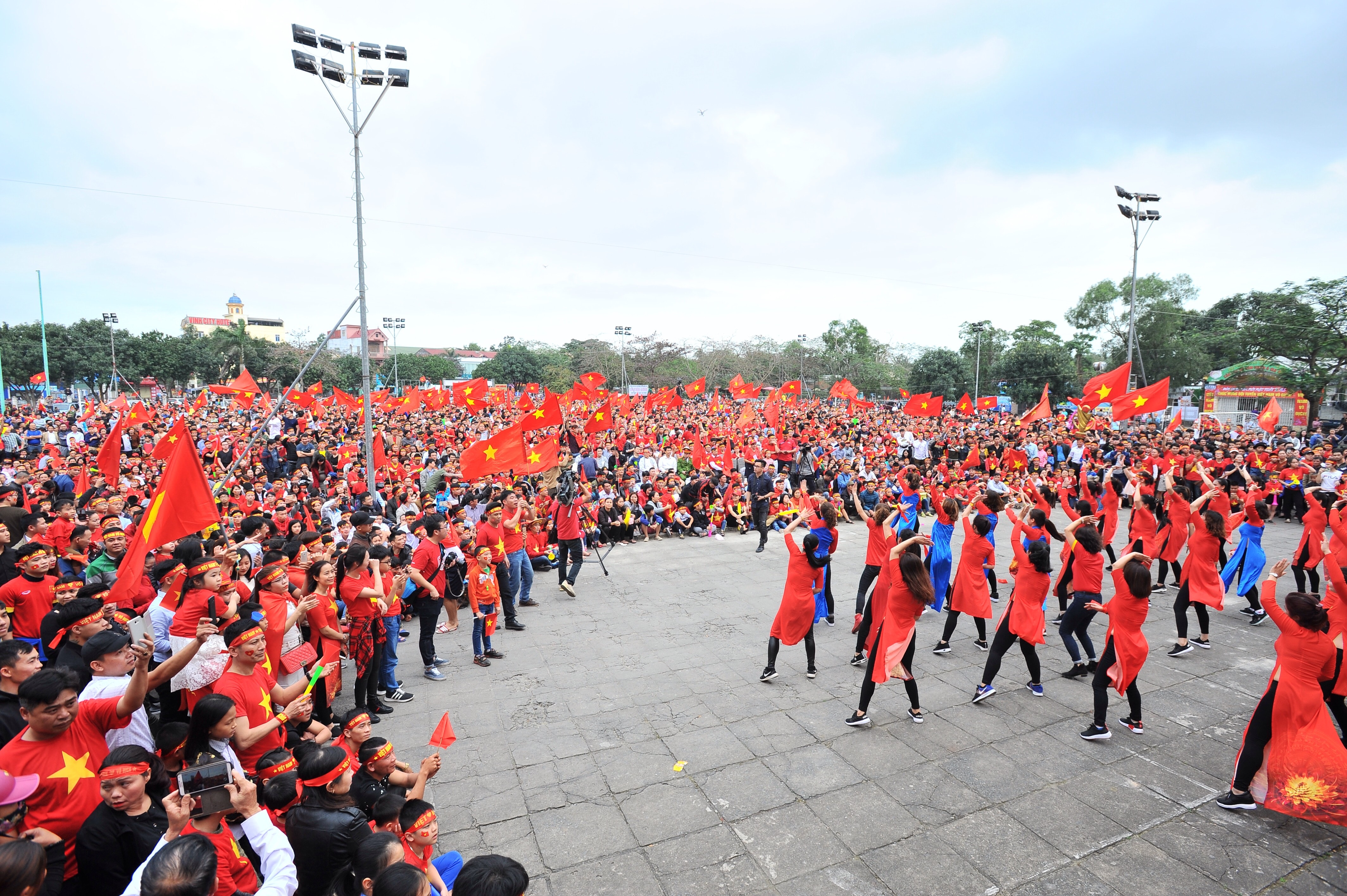 Nhiều tiết mục văn nghệ cổ vũ cho đội bóng đã diễn ra sôi động trước giờ bóng lăn. Ảnh: Thành Cường