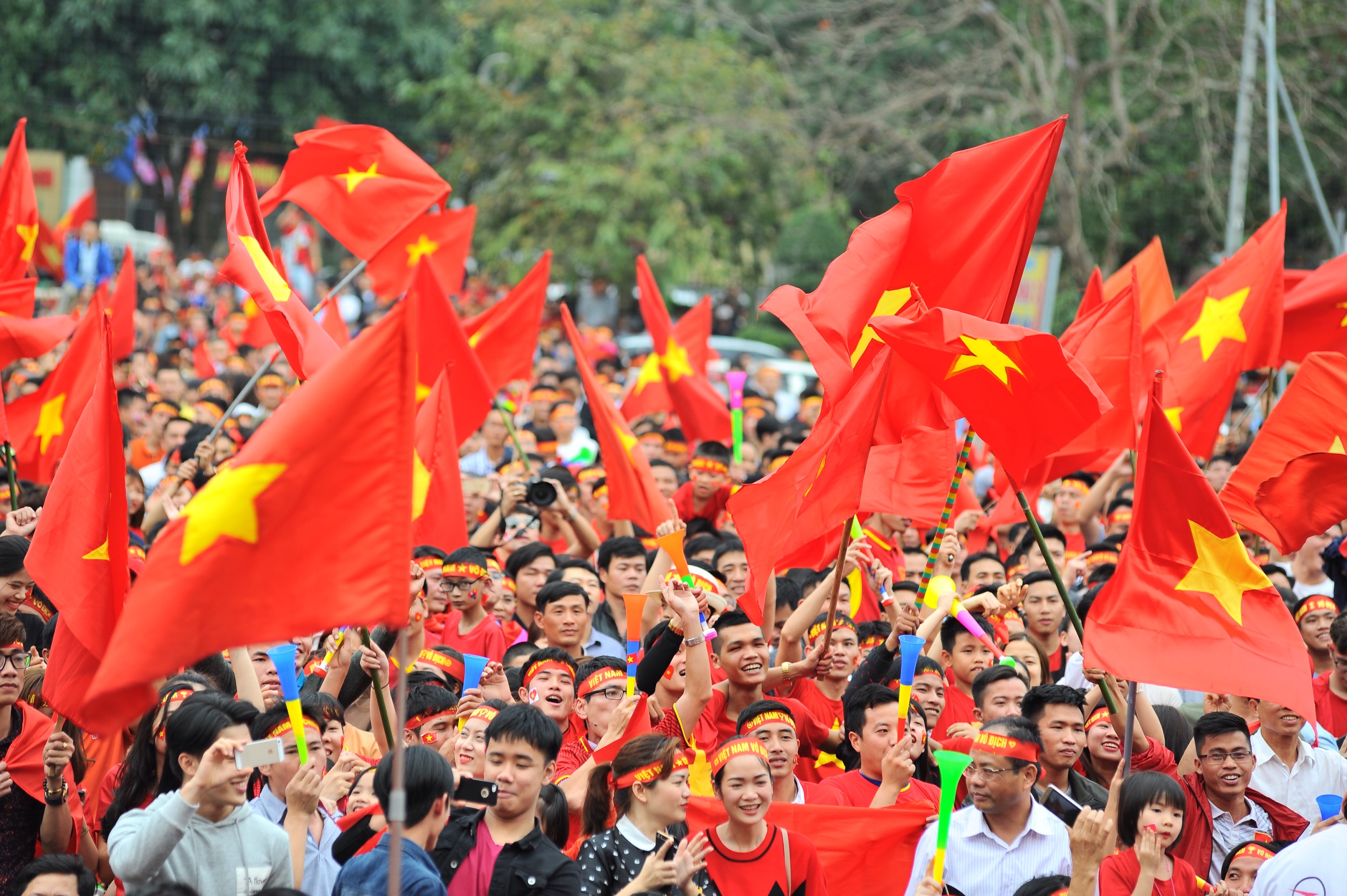 Từ đầu giờ chiều, hàng nghìn người dân TP Vinh đã đến cổ vũ cho tội tuyển U23 tại Nhà văn hóa Lao động tỉnh. Ảnh: Thành Cương 