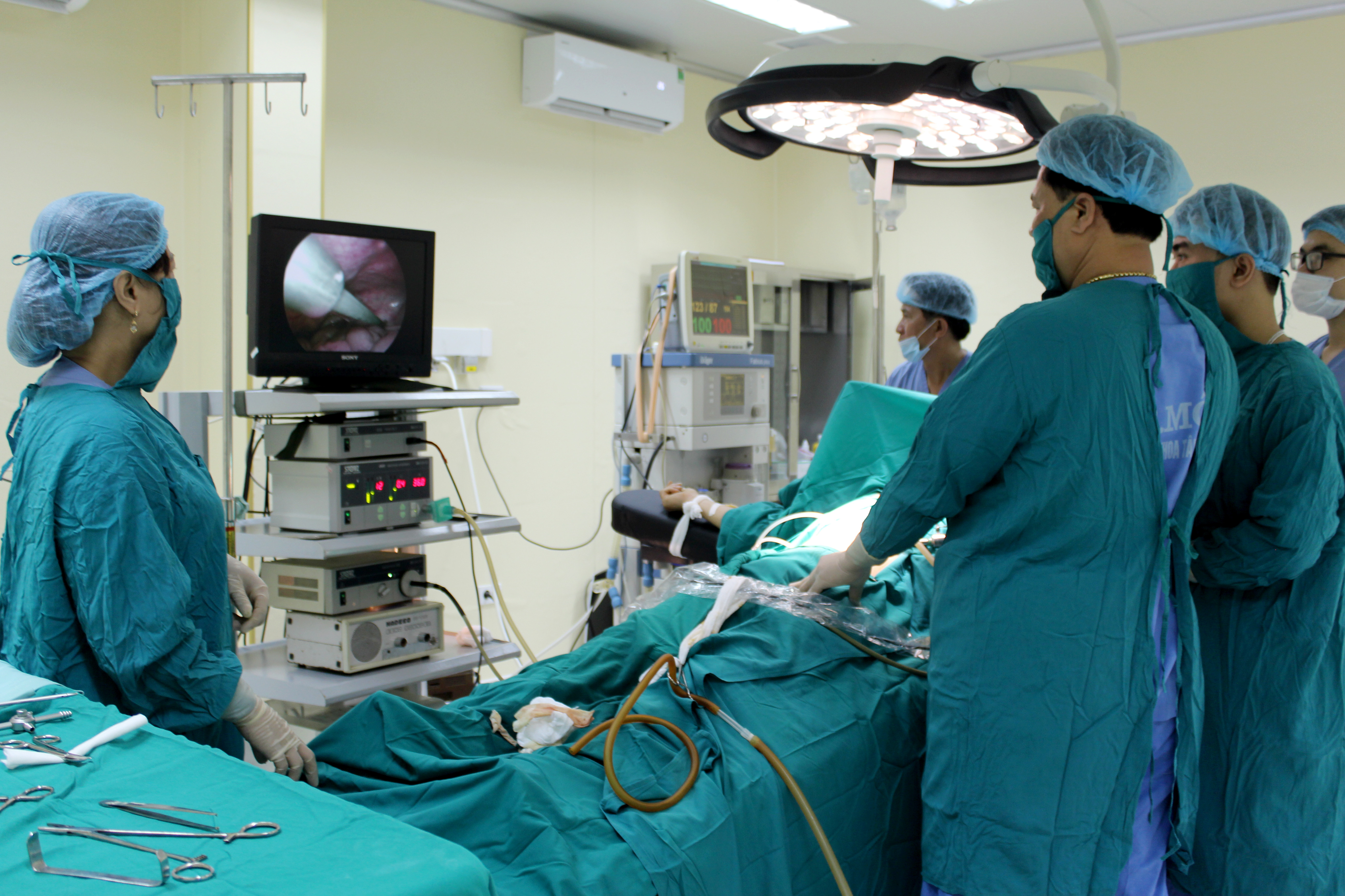 Bệnh viện BV ĐK Tây Bắc đầu tư trang thiết bị phòng mổ hiện đại đáp ứng yêu về triển khai kỹ thuật phẫu thuật nội soi cho bệnh nhân. 