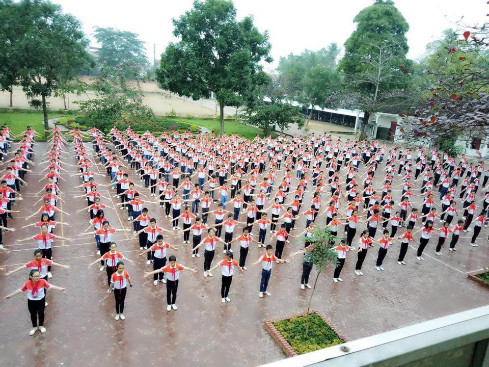 600 học sinh Trường THCS P. Quang Tiến (TX Thái Hòa) cũng hòa chung không khí rộn ràng của cả nước trước trận cầu lịch sử (Ảnh : Mình Thái)