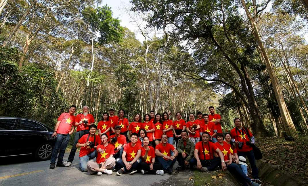 Các nghệ sỹ nhiếp ảnh ở Nghệ An trong trang phục cờ đỏ sao vàng tại rừng Săng Lẻ (Tương Dương). Điểm dừng chân của họ là thung lũng hoa ở huyện Kỳ sơn để cùng nhau xem trận chung kết (Ảnh : Sách Nguyễn)