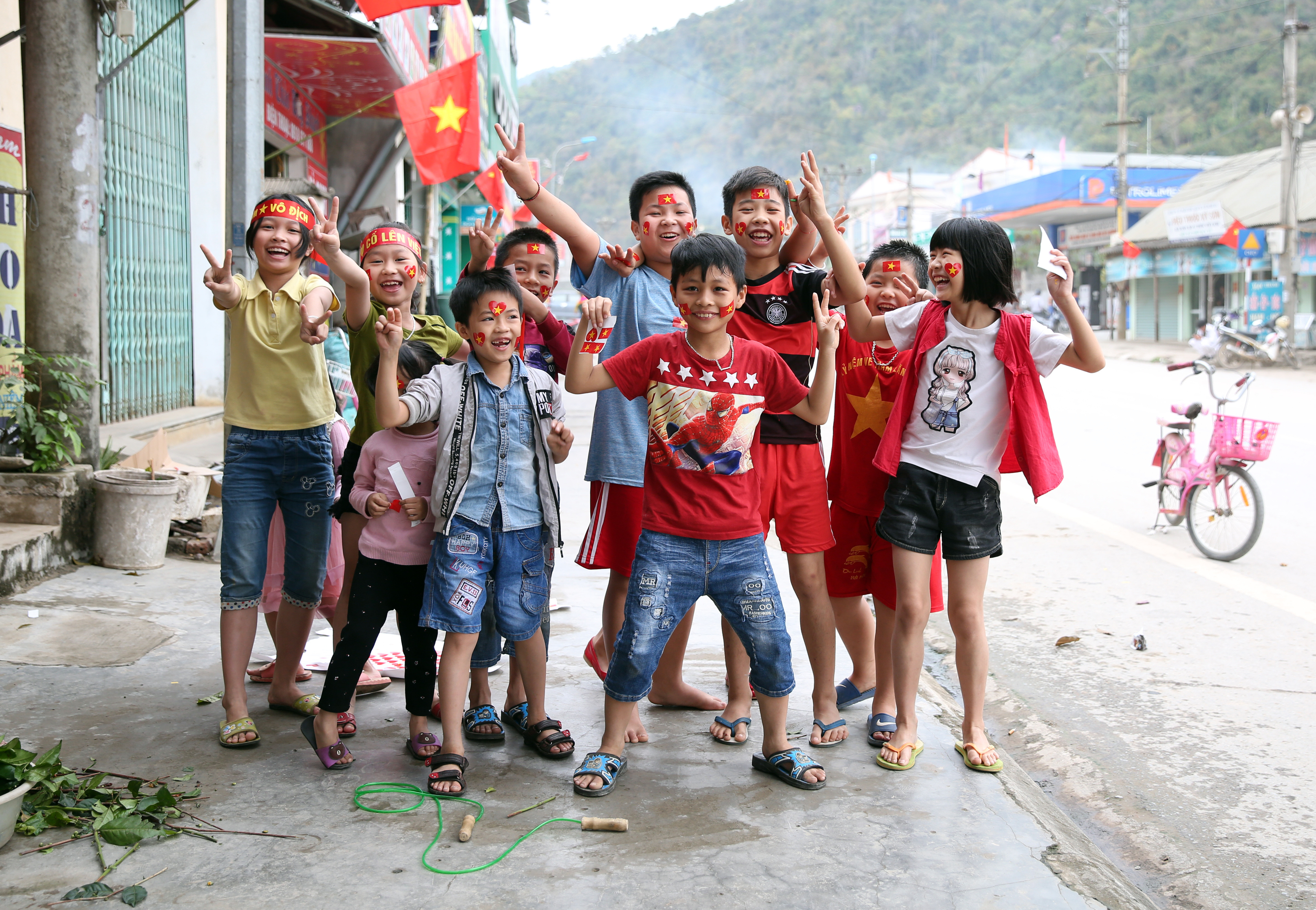 Học sinh tiểu học ở thị trấn Mường Xén (Kỳ Sơn) cổ vũ tinh thần cho các chàng trai U23 Việt Nam (Ảnh : Hồ Phương)