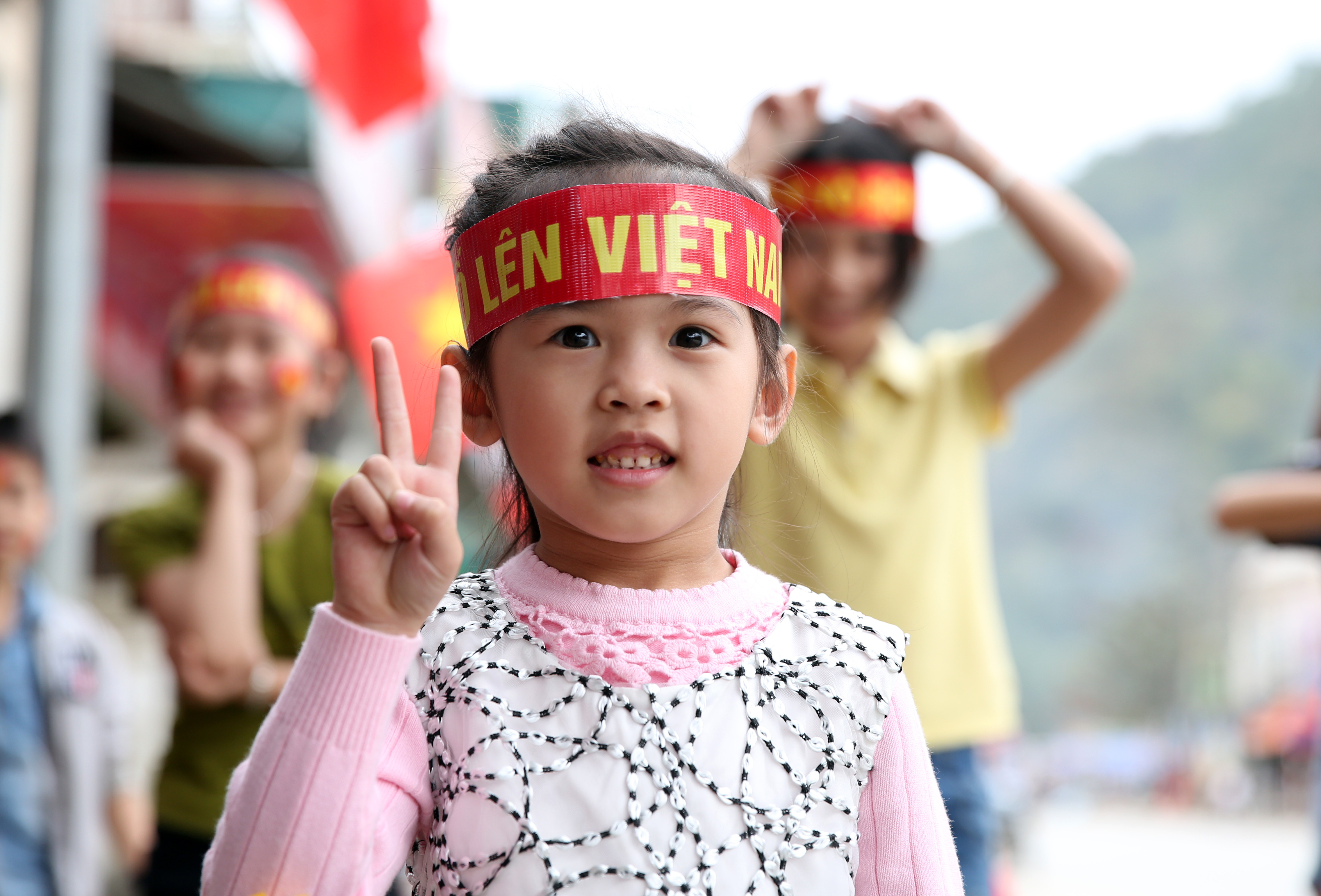 Một em nhỏ đáng yêu trong trang phục cờ đỏ sao vàng (Ảnh : Hồ Phương)