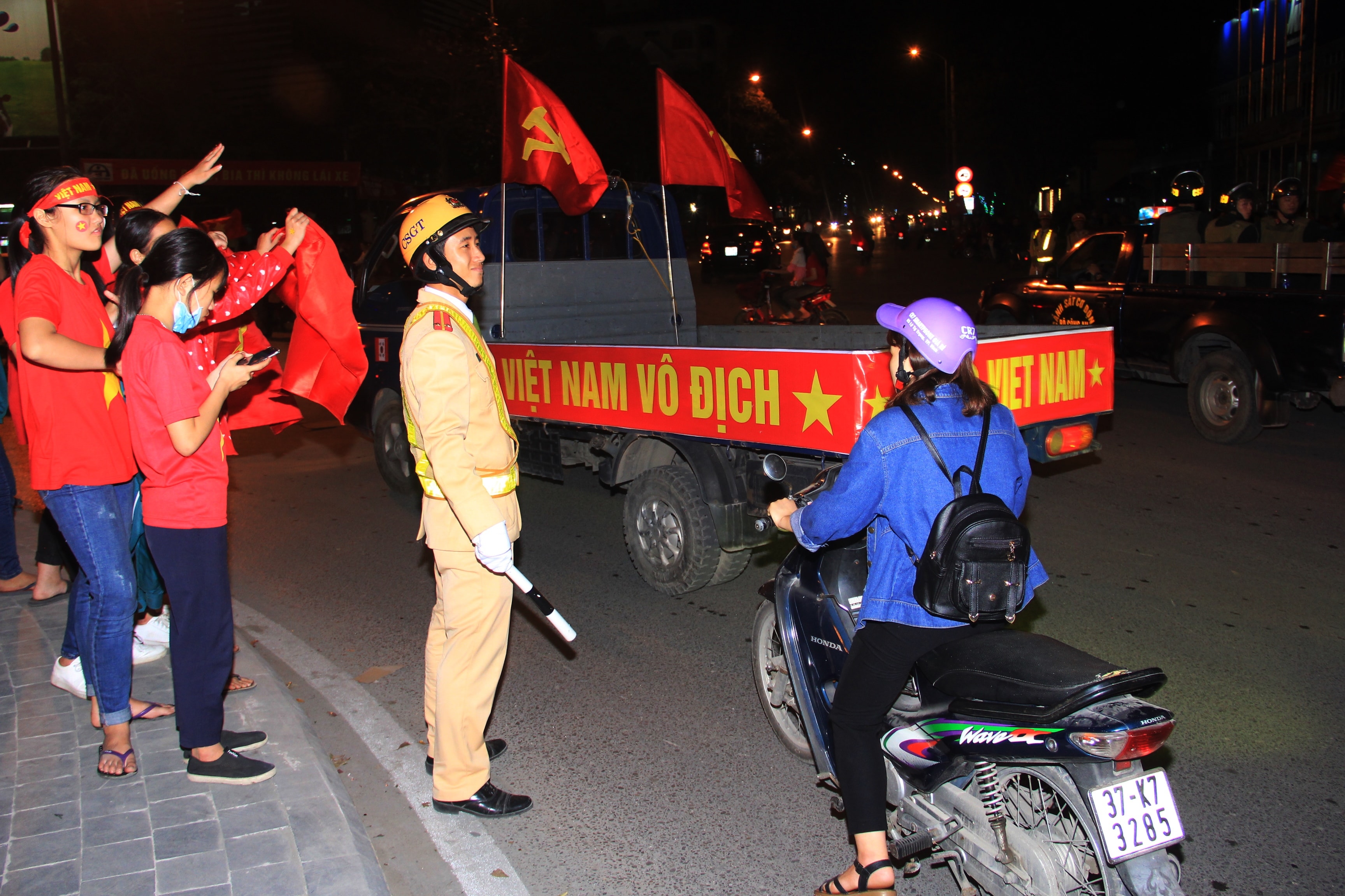 Theo lãnh đạo Công an TP Vinh, lực lương CSGT, CSTT sẽ trực trên các trục đường suốt đêm nhằm đảm bảo ATGT, ngăn chặn các hành vi đua xe, vi phạm ANTT, ATGT. Ảnh: Phạm Bằng