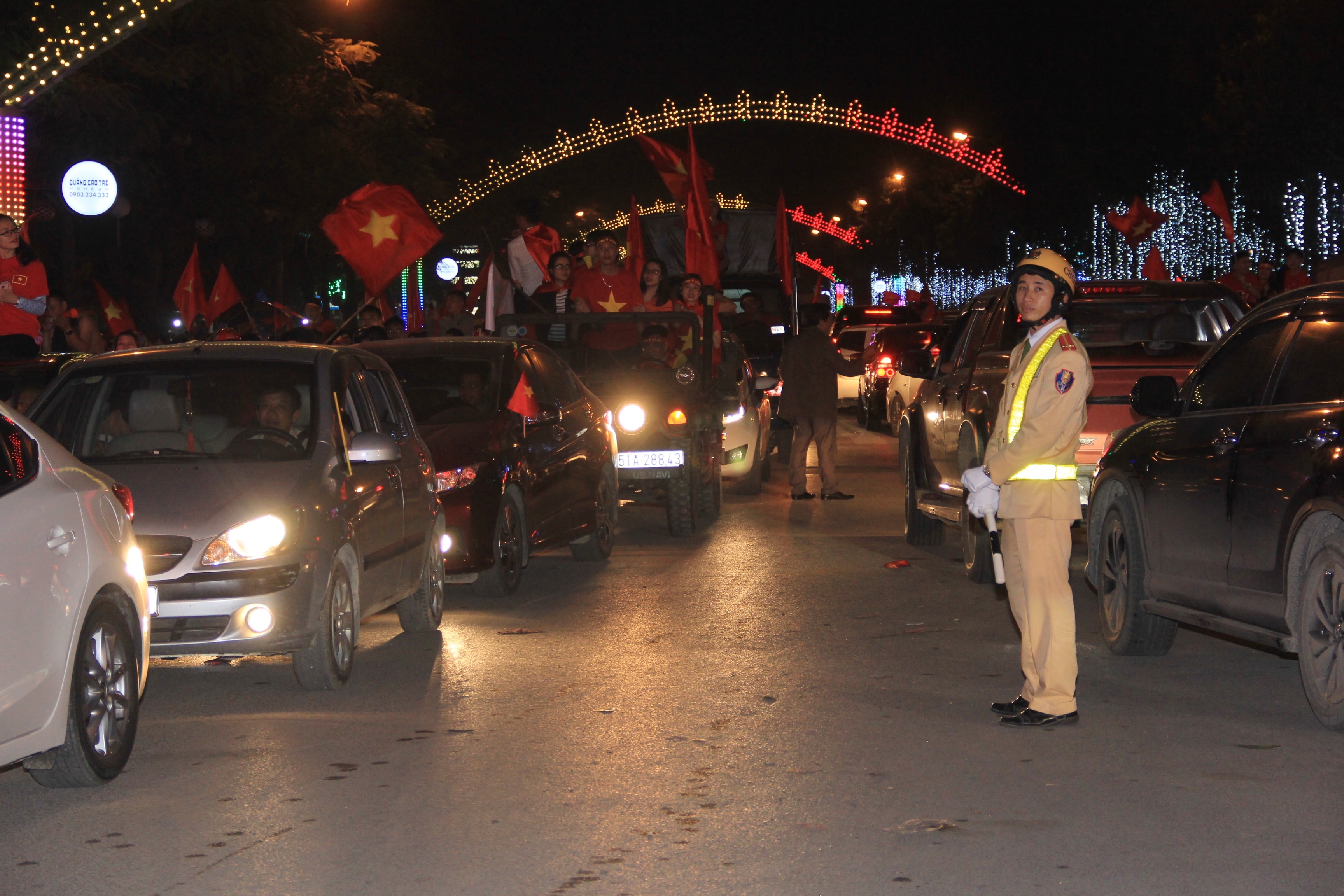 Đã 21h giờ nhưng lượng người đổ xuống đường vẫn rất đông, nhưng nhờ có lực lượng chức năng nên tình hình giao thông vẫn thông suốt, không để xảy ra sự cố. Ảnh: Phạm Bằng