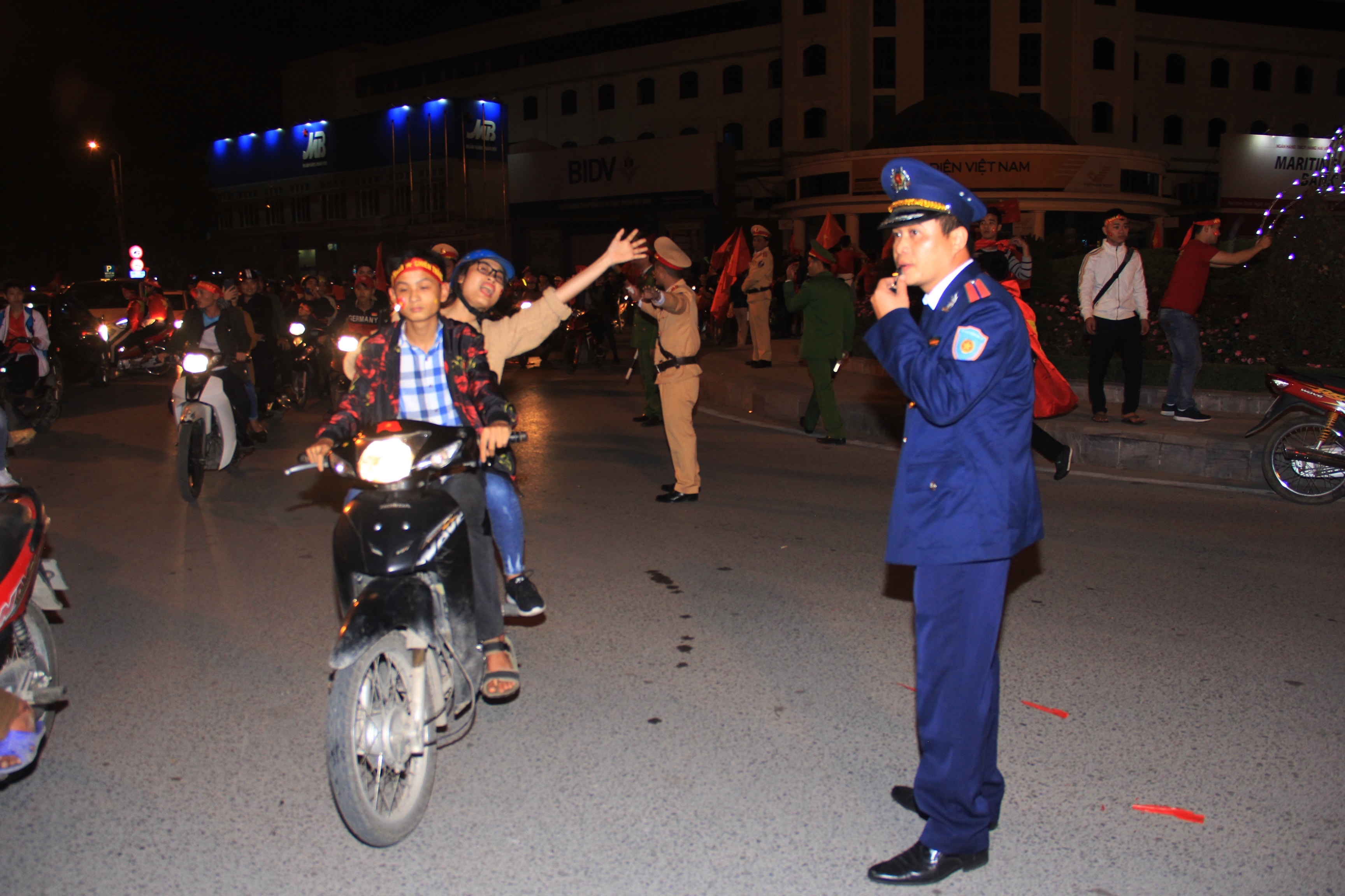 Không chỉ có lực lượng CSGT, lực lượng Thanh tra giao thông cũng bố trí lực lượng phân luồng giao thông. Ảnh: Phạm Bằng