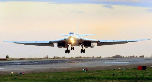 Một chiếc Tu-160 đang hạ cánh. Ảnh: Sputnik.