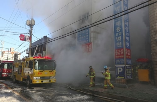 Lính cứu hỏa Hàn Quốc tại hiện trường vụ cháy ở Miryang. Ảnh: AFP.