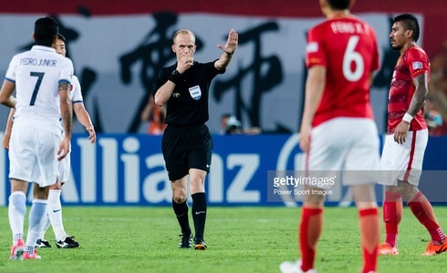 Ông Ahmed Al-Kaf cũng từng tham gia bắt các trận đấu tại giải AFF Cup năm 2014.