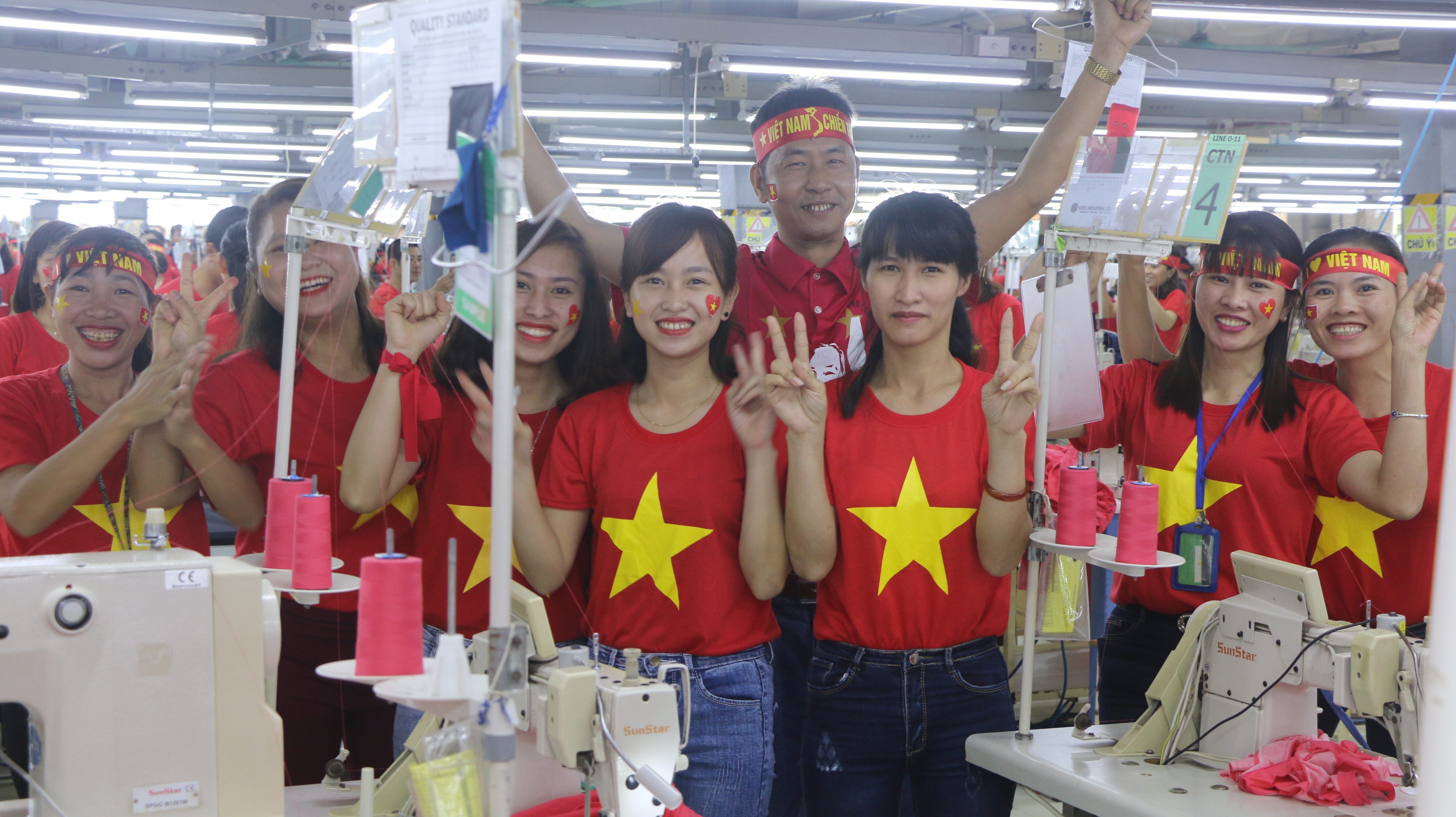 Trong giờ giải lao công nhân đã tập trung cổ vũ đội tuyển U23. Ảnh: Hữu Hoàn