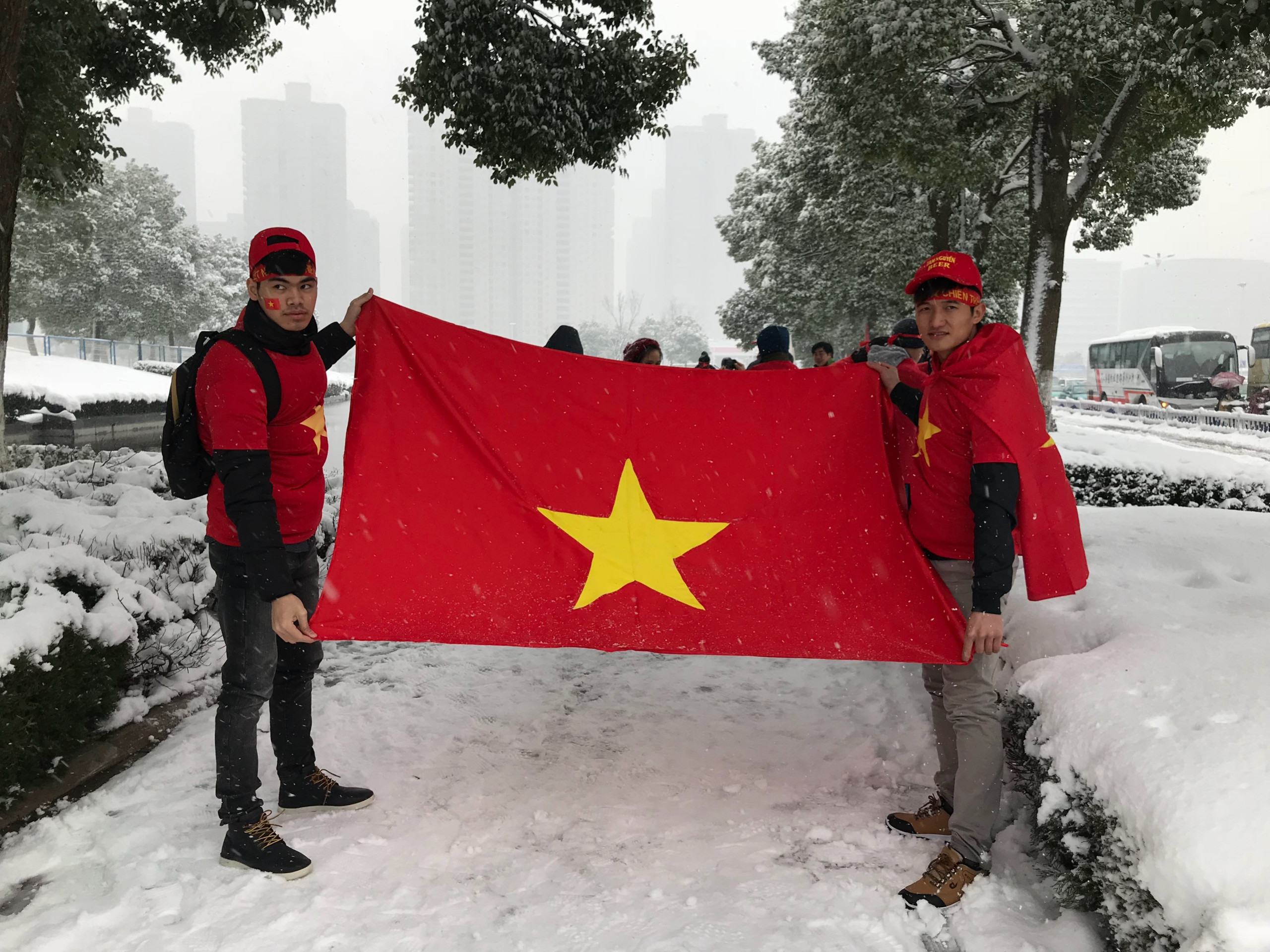 CĐV Việt Nam tự hào khi đến với sân Thường Châu _ Trung Quốc. Ảnh: Đình Thành