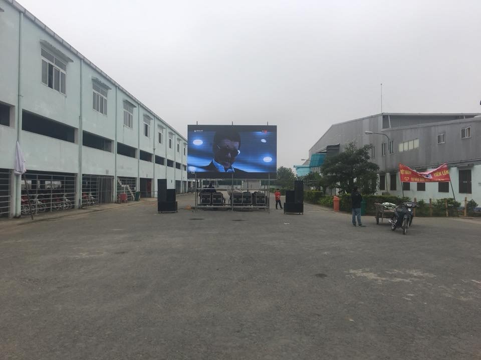 Màn hình lớn phục vụ xem trận đấu chung kết đã được chuẩn bị ở Nhà máy may Prex Vinh. Ảnh: Lê Ngọc Phương