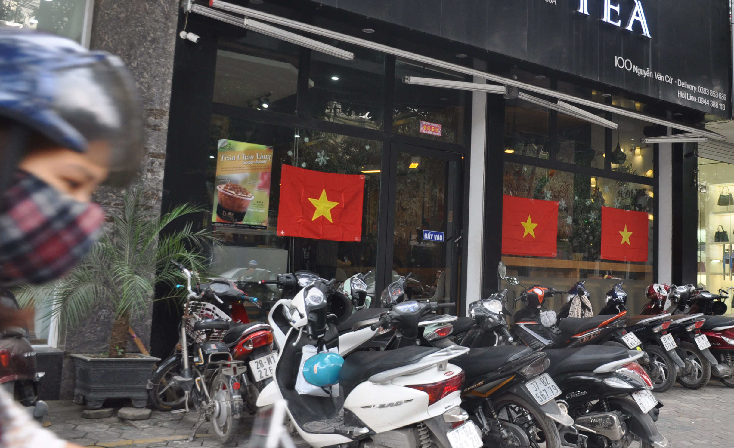 Nhiều cửa hàng cũng trang hoàng treo cờ Tổ quốc thể hiện tình yêu với U23. Ảnh: Việt Phương
