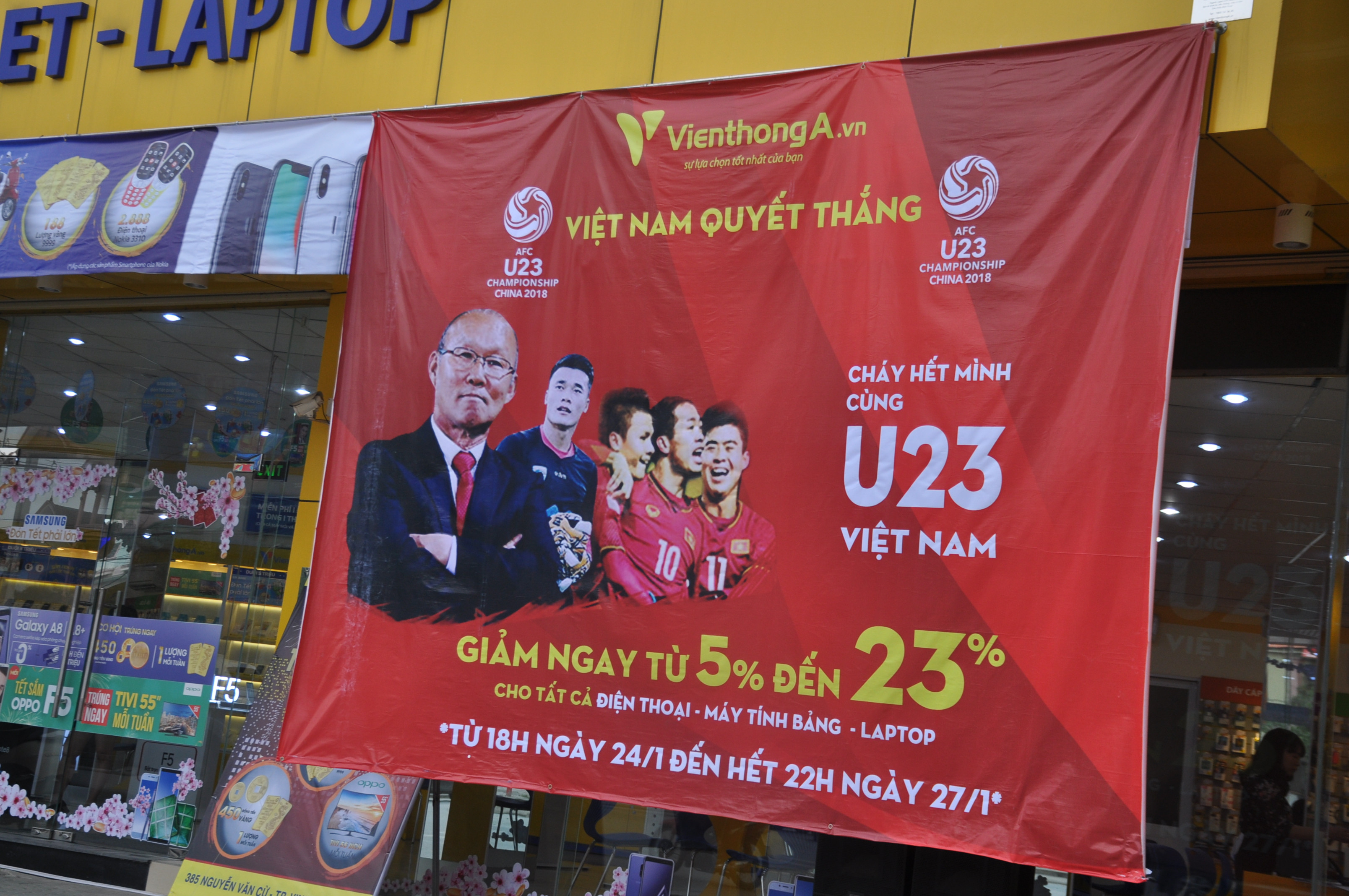 Cháy hết mình cùng U23 Việt Nam, một cửa hàng viễn thông giảm từ 5-23% cho tất cả điện thoại, máy tính lap top. Ảnh: Việt Phương