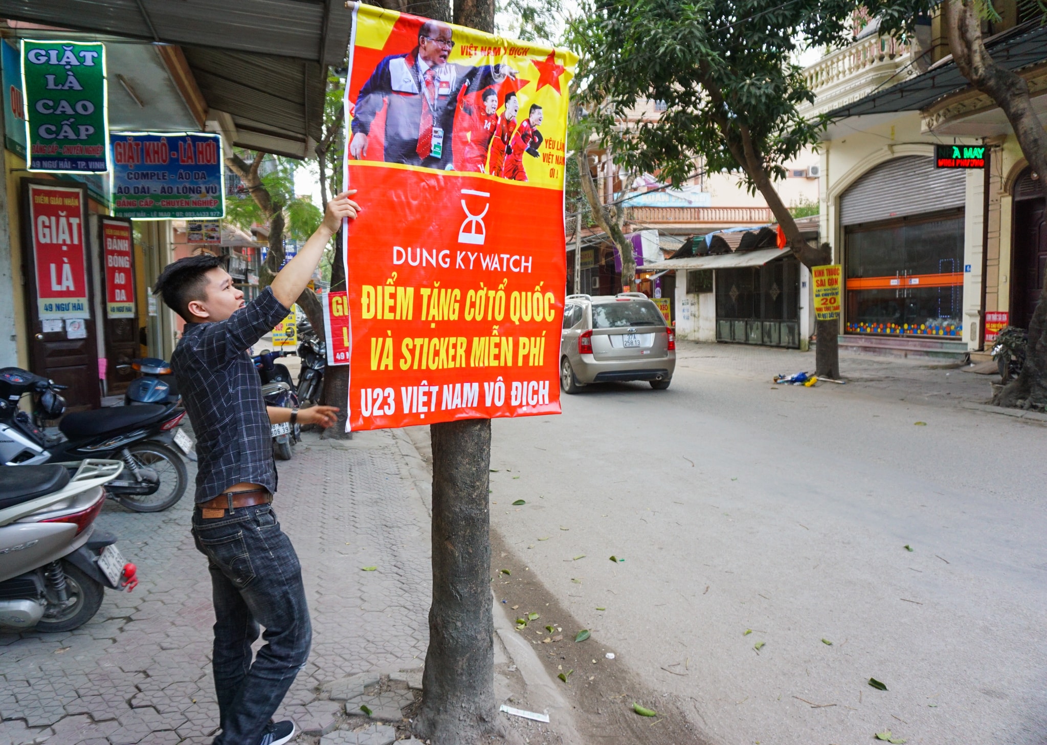 Một số doanh nghiệp nhỏ, cá nhân tại Nghệ An sẵn sàng tặng Quốc kỳ và những vật dụng cổ vũ cho người hâm mộ hoàn toàn miễn phí. 