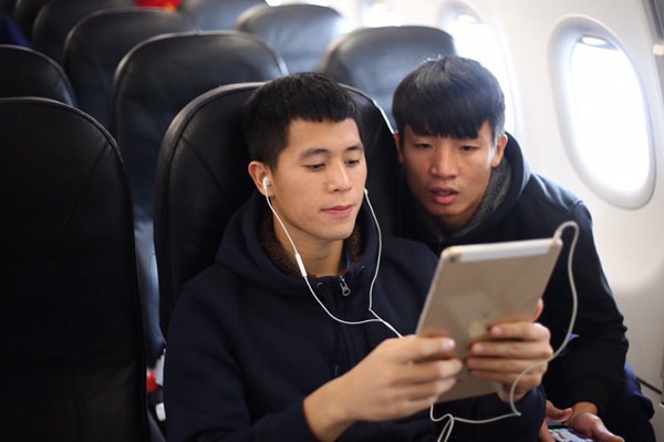 Không chỉ gắn kết trên sân, hai trung vệ thép Đình Trọng (trái) và Tiến Dũng còn thân thiết bên ngoài.