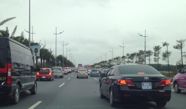 Hàng đoàn xe nối đuôi nhau lên sân bay chờ đón các cầu thủ U23. Ảnh: Quang Dũng.