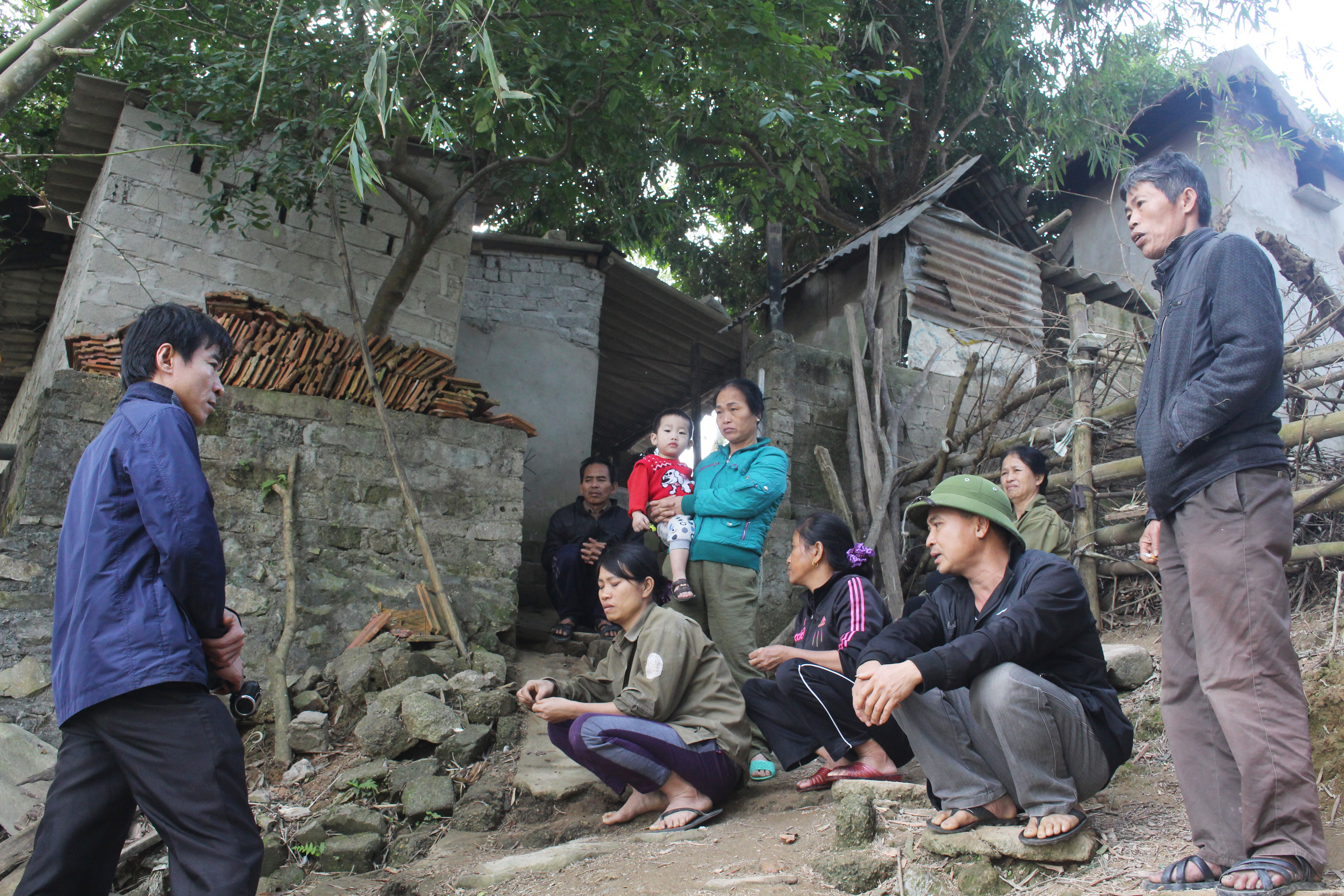 Người dân xóm 12, xã Thanh Tiên phản ánh vấn nạn cát tặc với phóng viên Báo Nghệ An.