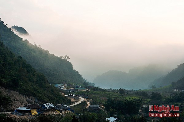 Bản làng Mường Lống, Kỳ Sơn, Nghệ An trong sương. Ảnh tư liệu