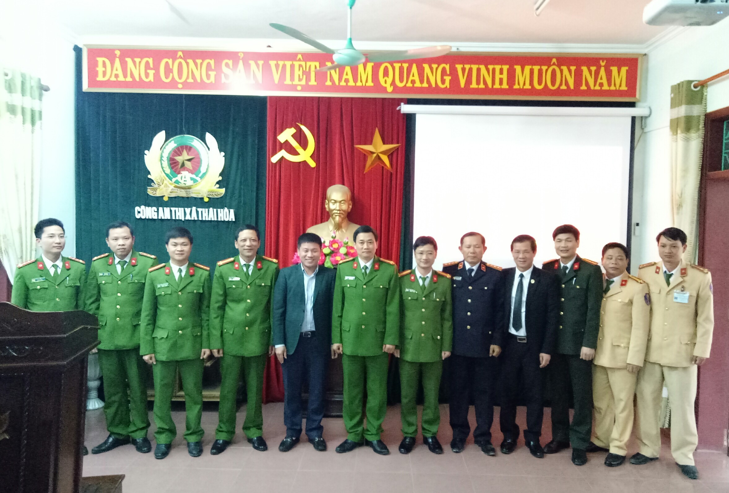 Lãnh đạo Công an tỉnh và thị xã Thái Hòa trao thưởng cho ban chuyên án. Ảnh Quang Huy.