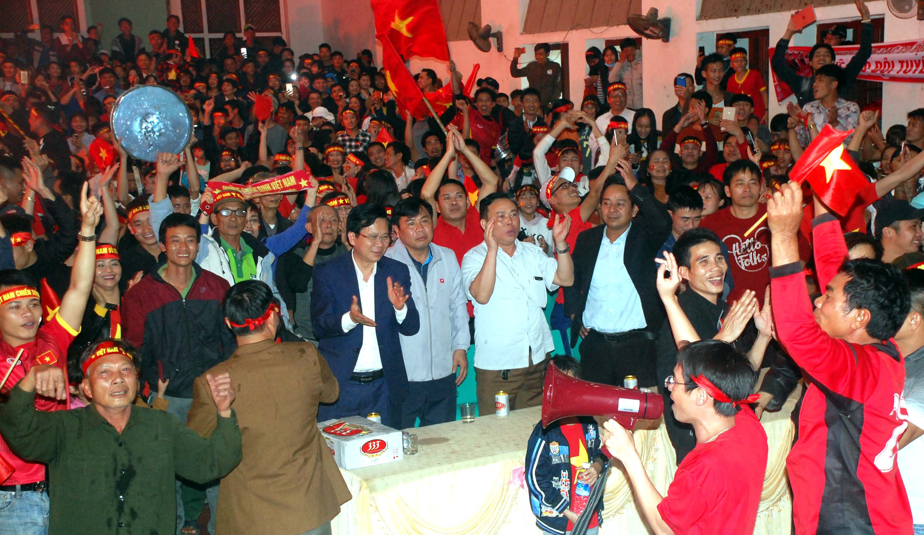 Hơn 1.000 người dân huyện Yên Thành cuồng nhiệt cùng trận chung kết lịch sử. Ảnh: Anh Tuấn