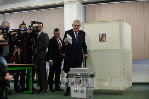 Ông Milos Zeman bỏ phiếu tại điểm bầu cử ở Prague ngày 12/1. Ảnh: AFP/TTXVN