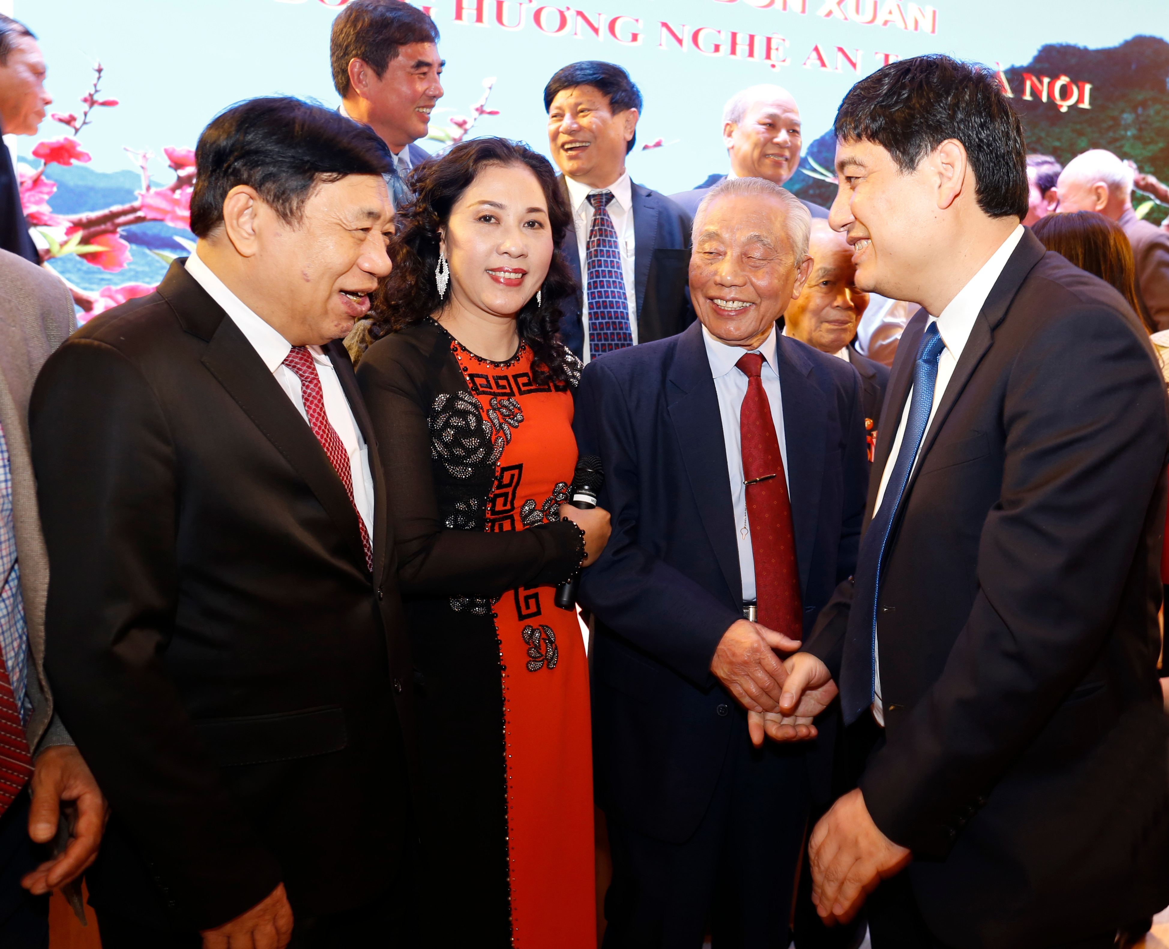 Các đồng chí lãnh đạo tỉnh trò chuyện với nguyên Phó Thủ tướng Nguyễn Mạnh Cầm và các hội viên đồng hương Nghệ An tại Hà Nội. Ảnh: Đức Anh