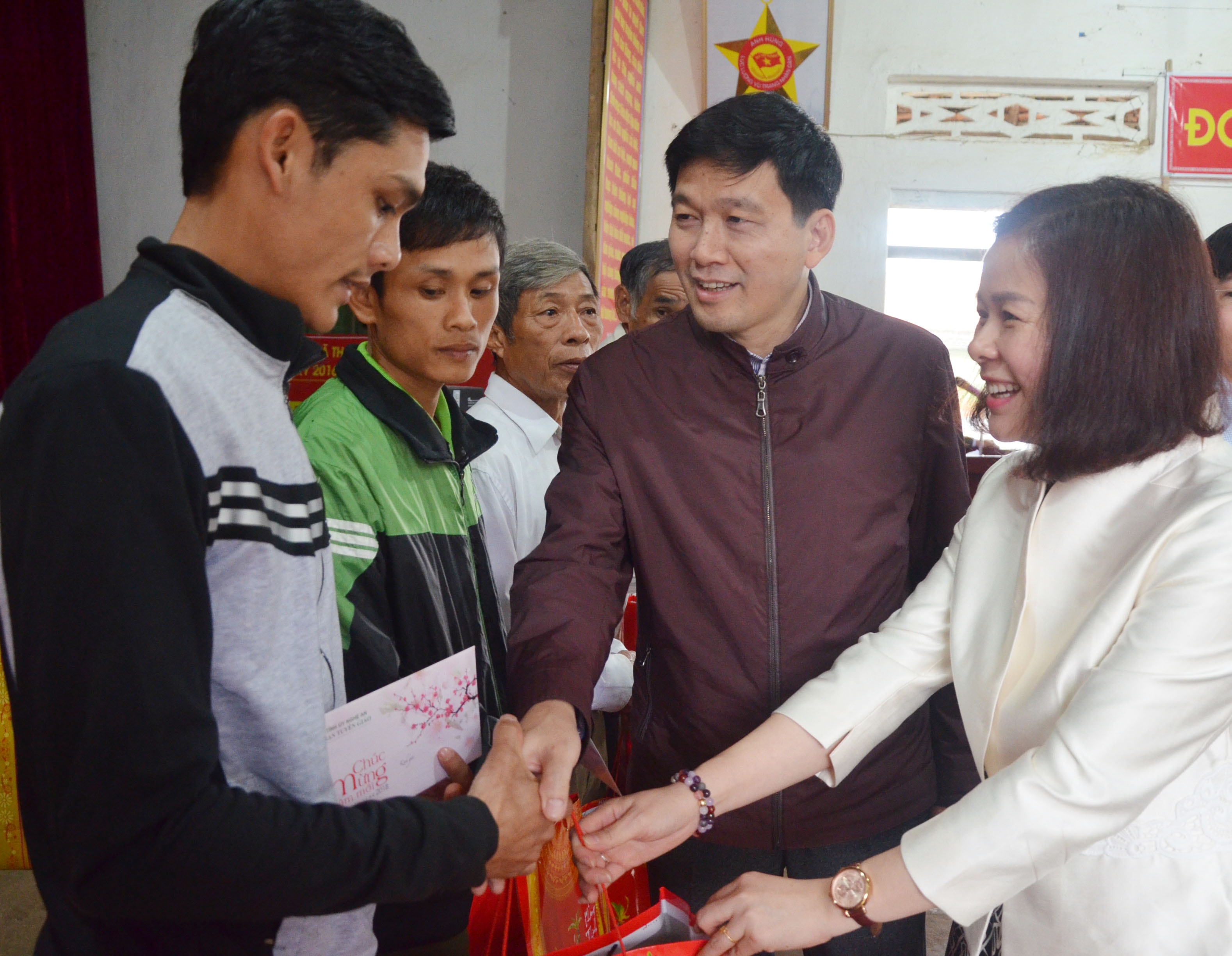 bna_Ban Tuyên Giáo Tỉnh ủy tặng bộ loa máy và ti vi cho xã Thanh Hà, huyện Thanh Chương. Ảnh: Thu Hương