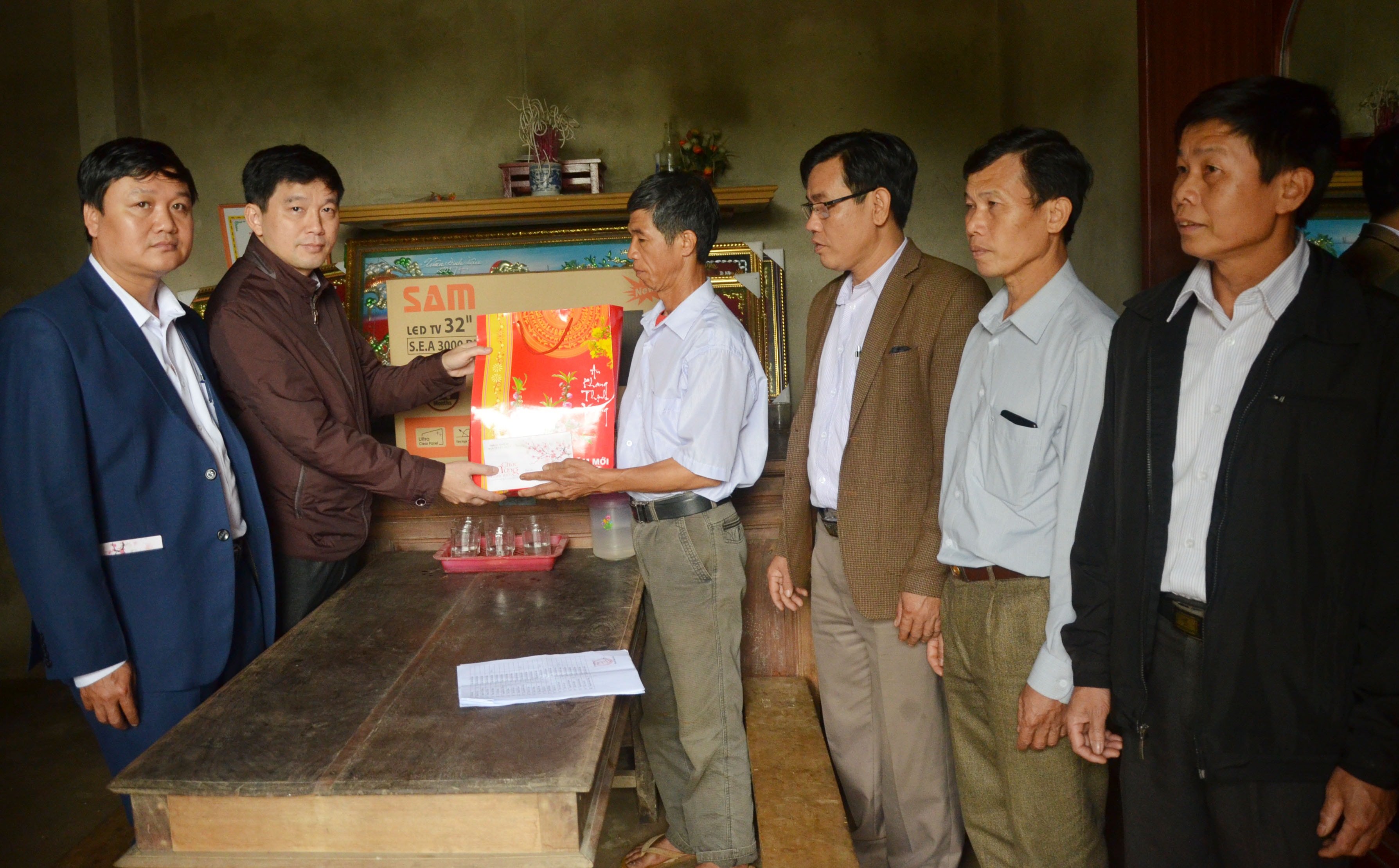 bna_ Trao ti vi và quà Tết cho gia đình ông Nguyễn Đình Phùng, xóm 6, xã Thanh Hà, huyện Thanh Chương. Ảnh: Thu Hương.