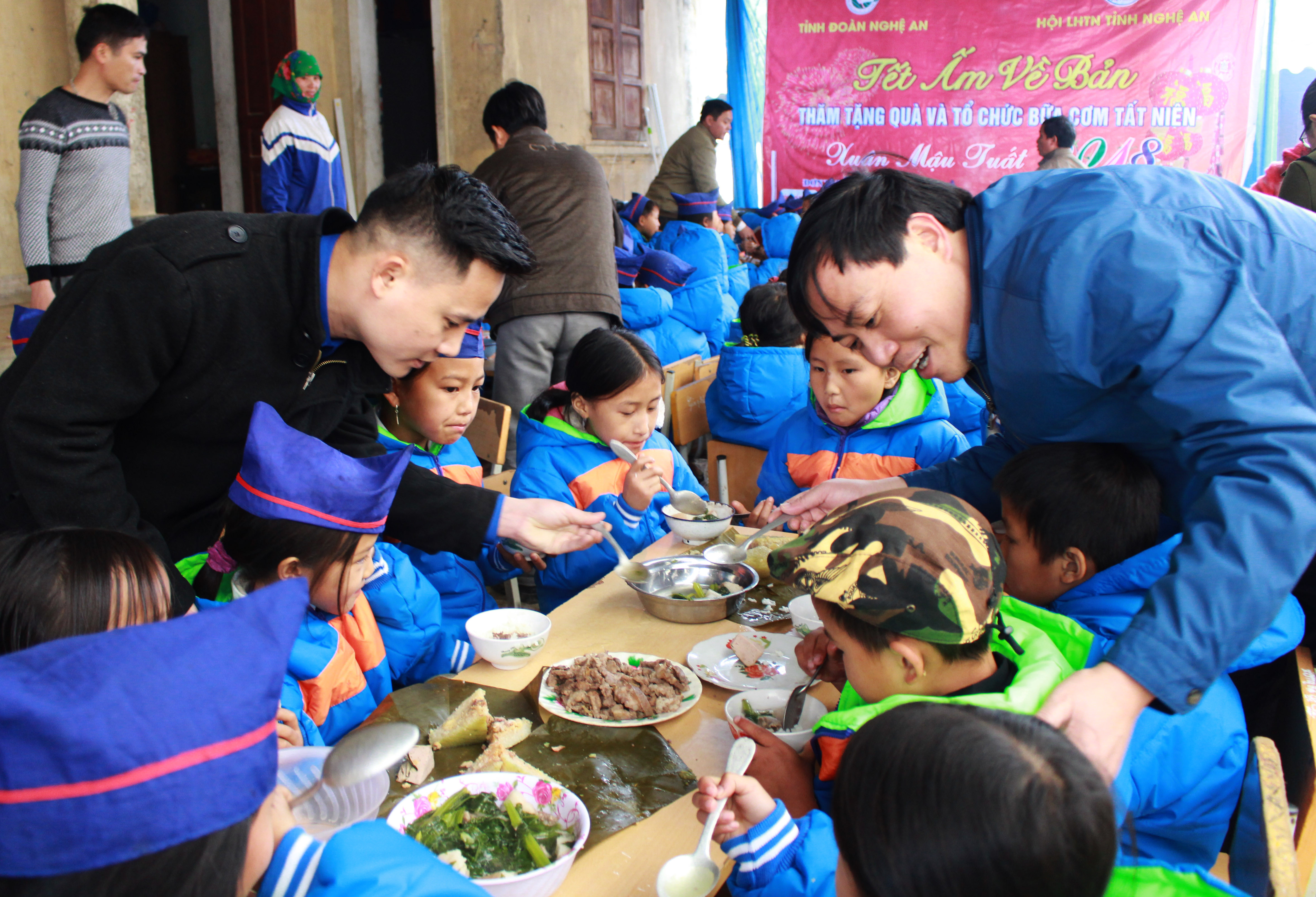 Tỉnh đoàn – Hội LHTN tỉnh Nghệ An tổ chức bữa cơm tất niên cho các em học sinh trường tiểu học Đoọc Mạy. Ảnh: Phương Thúy