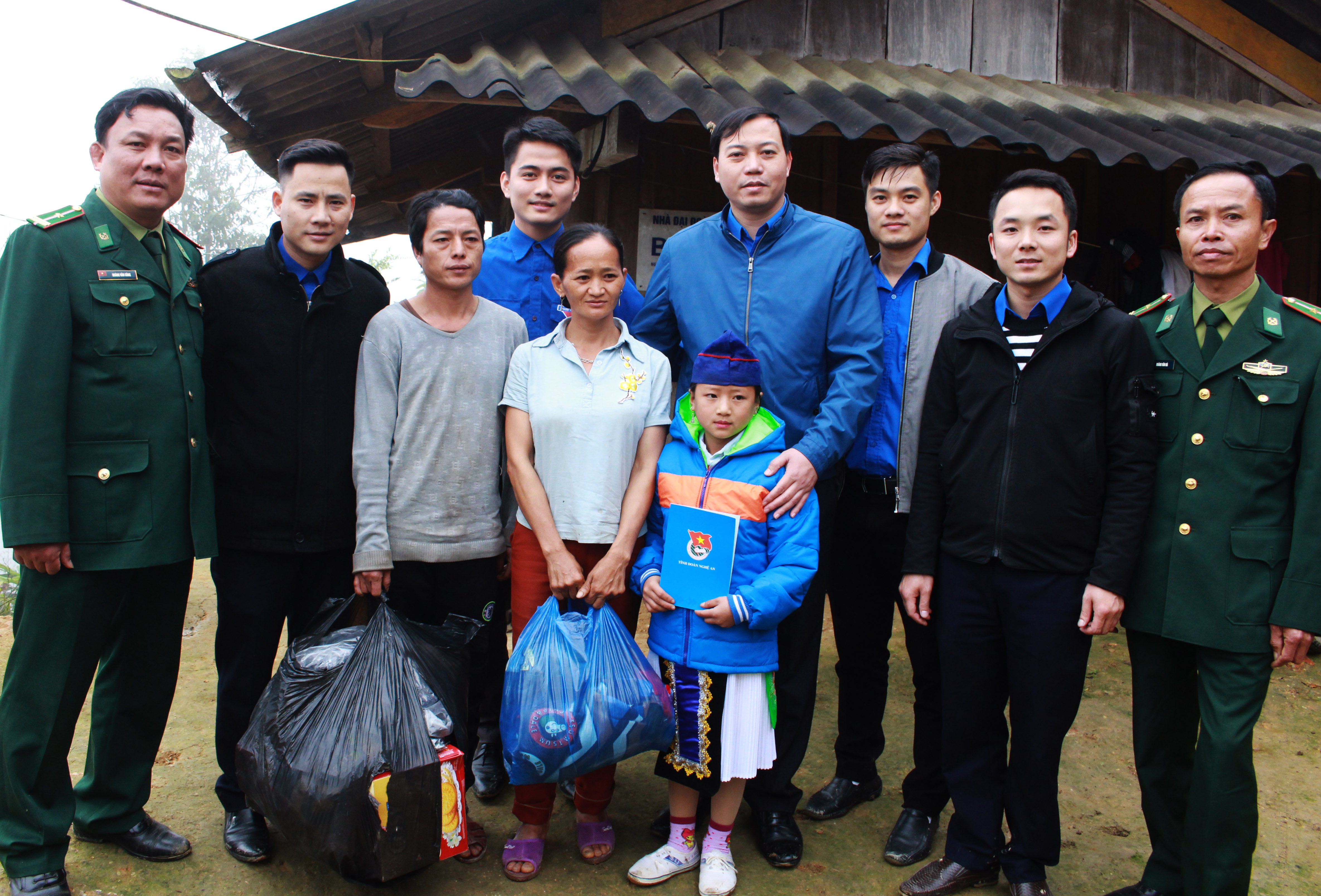 Đoàn cũng đến thăm và tặng quà cho gia đình học sinh nghèo Hờ Y Cò tại xã Đoọc Mạy trị giá 5,5 triệu đồng. Ảnh: Phương Thúy