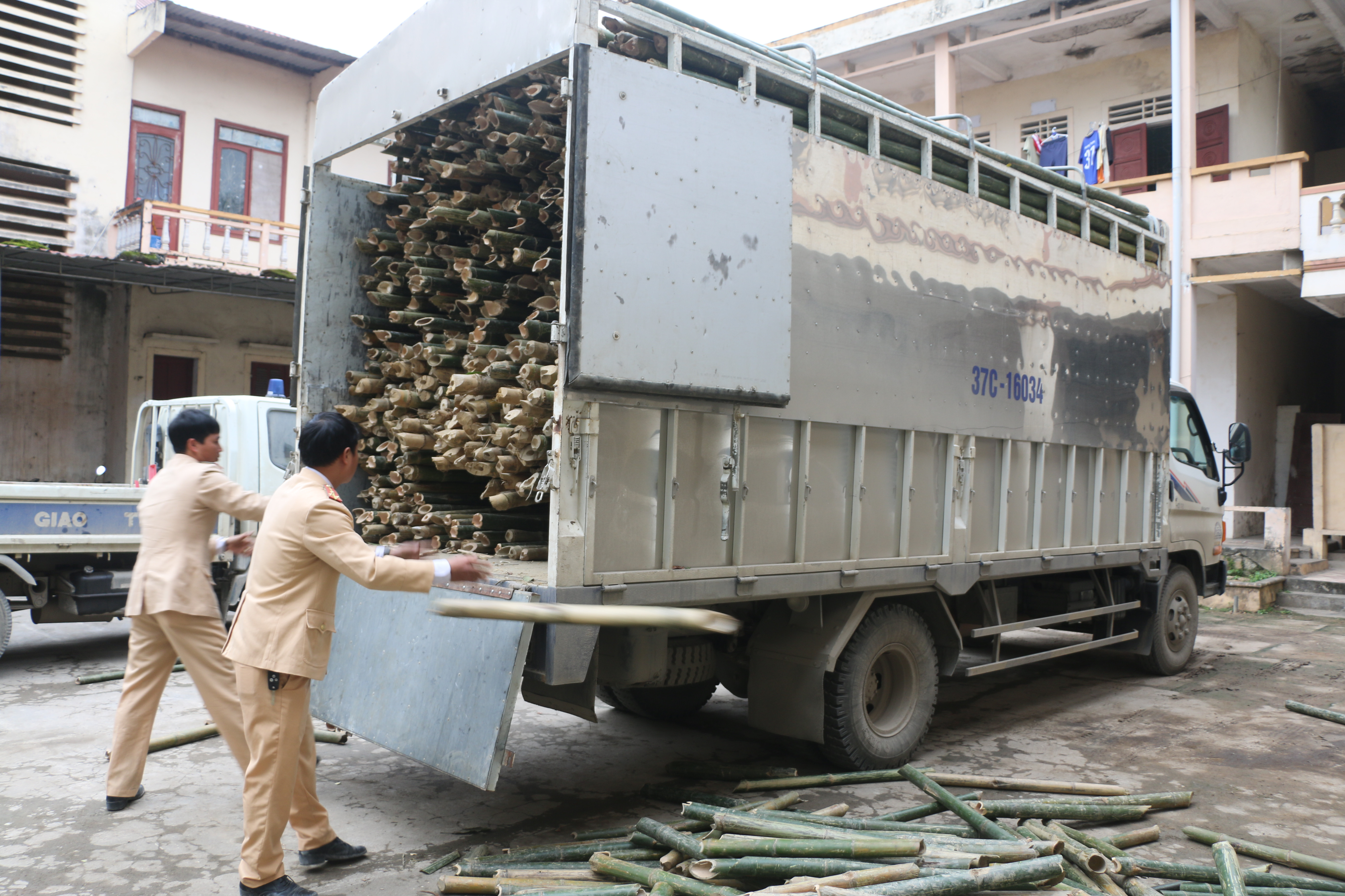 Công an Đô Lương đang tạm giữ chiếc xe và tang vật. Ảnh: Hữu Hoàn