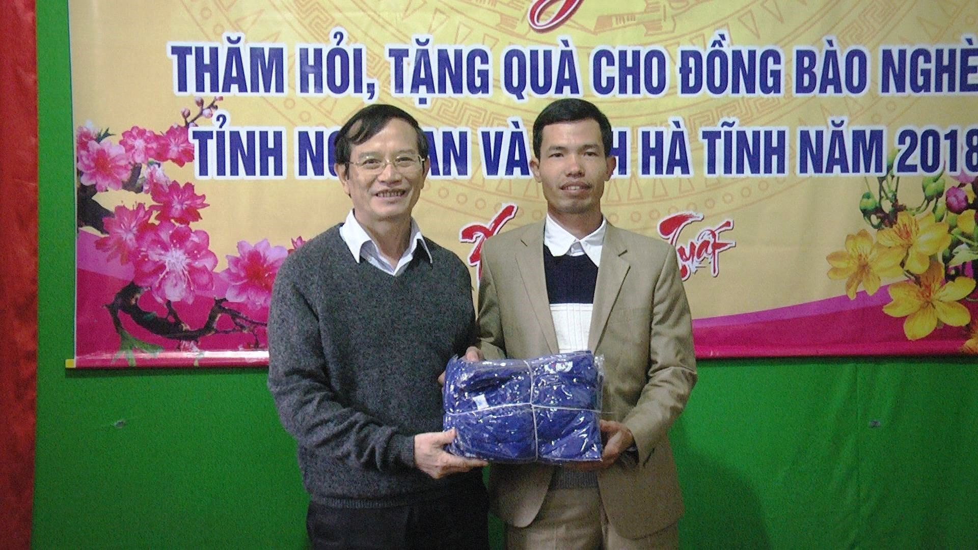 PGS. TS Ngô Đình Phương – Hiệu phó Trường Đại học Vinh tặng quà cho các hộ nghèo, trao quà cho UBND xã và Đoàn Thanh Niên xã Xuân Tường huyện Thanh Chương.