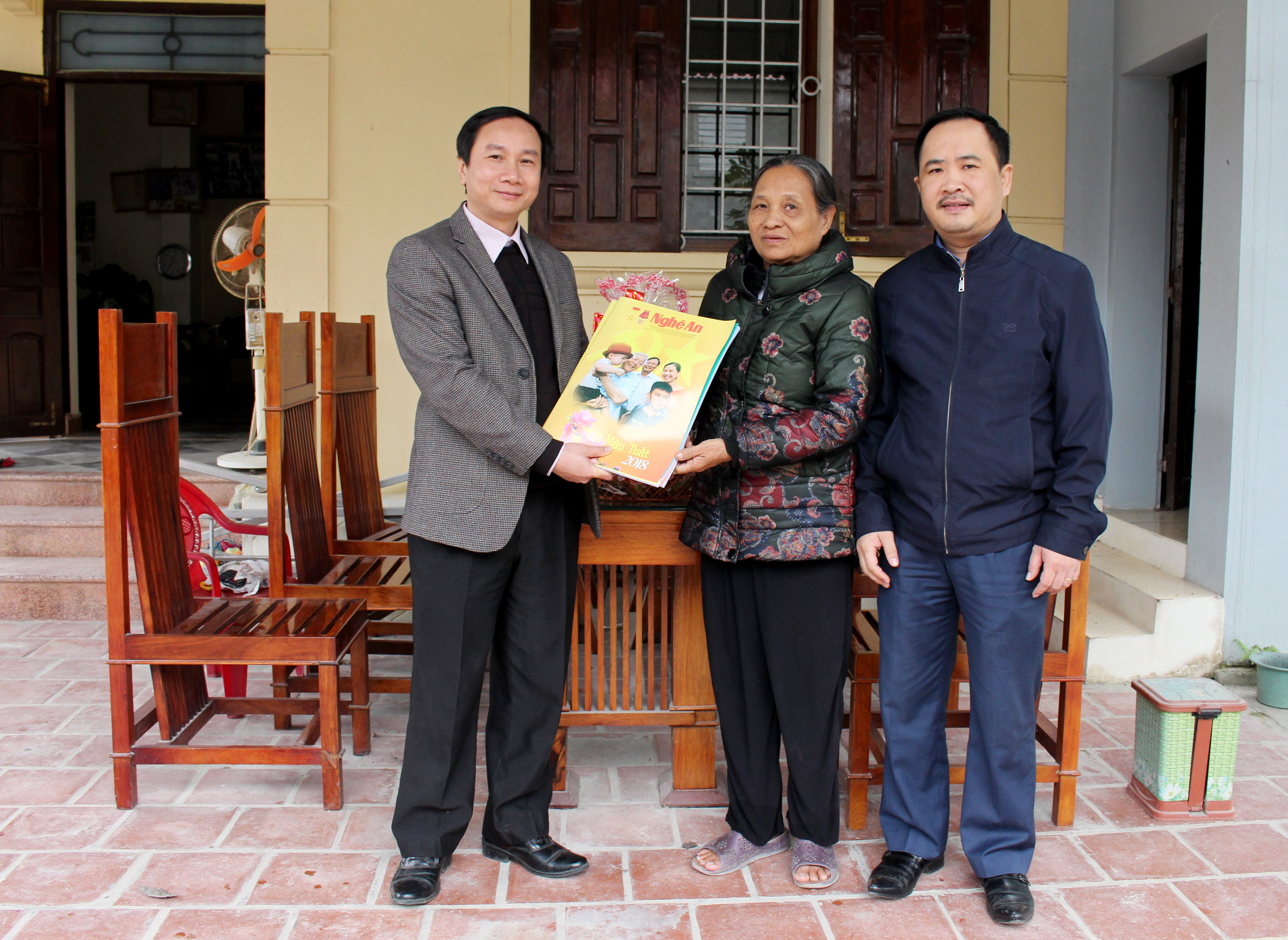 Đại diện lãnh đạo Báo Nghệ An trao tặng quà cho mẹ VNAH Phạm Thị Ty (Hưng Tây, Hưng Nguyên). Ảnh: Đinh Nguyệt