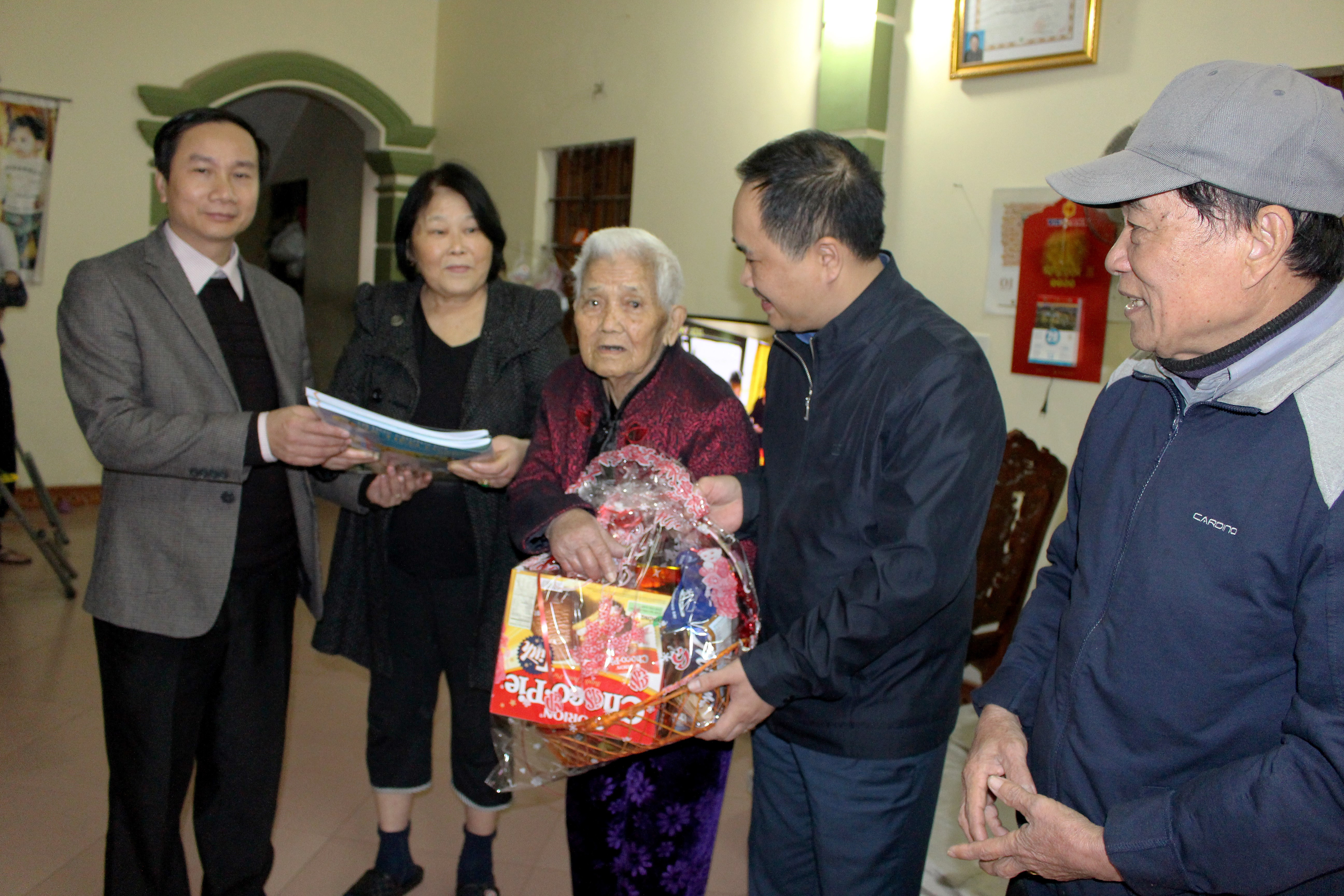 Đại diện lãnh đạo Báo Nghệ An trao quà Tết cho mẹ VNAH Thanh. Ảnh: Đinh Nguyệt