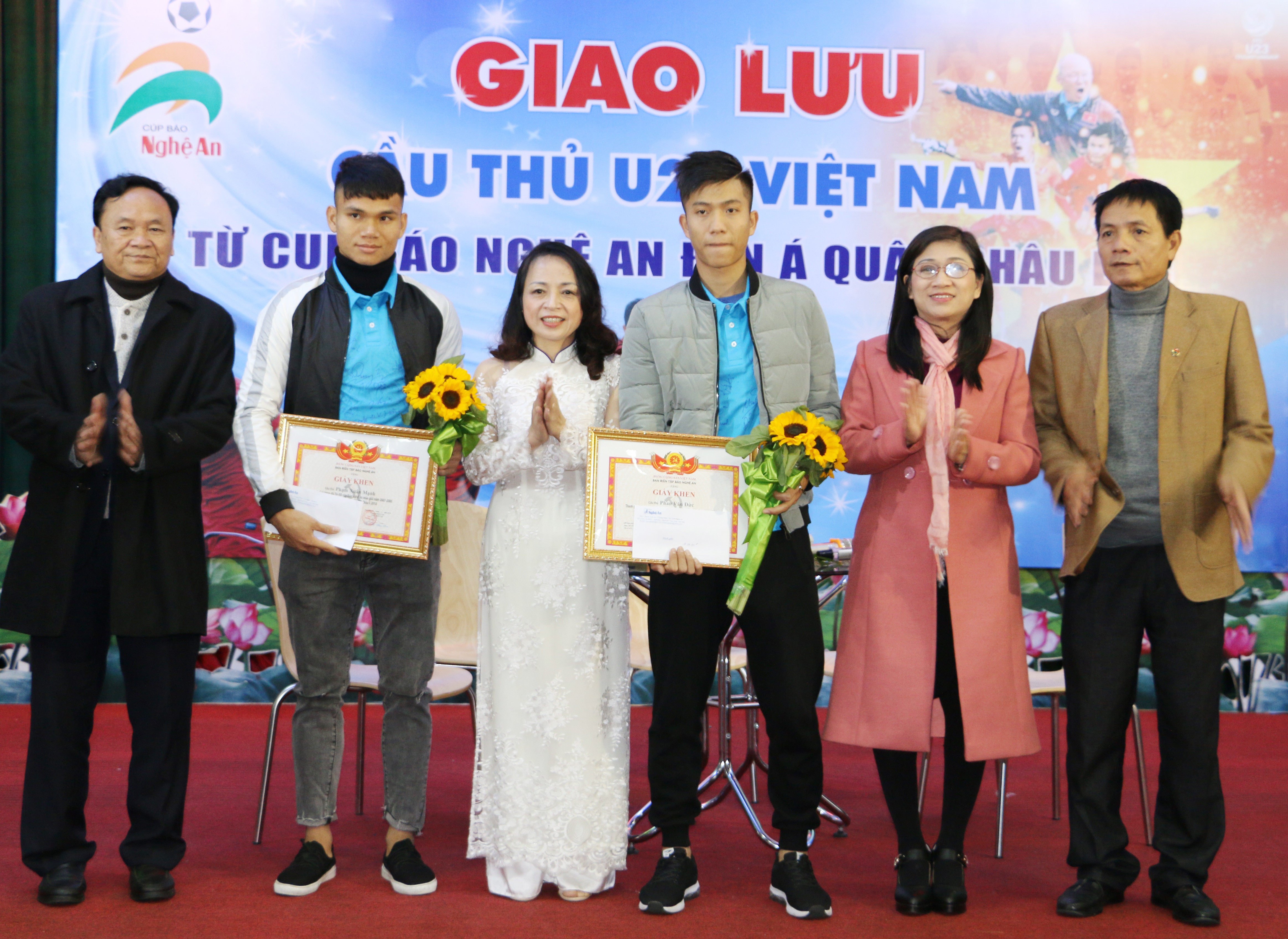 Báo Nghệ An trao thưởng các cầu thủ.
