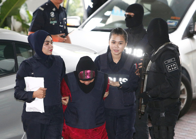 Cảnh sát Malaysia áp giải nghi can người Indonesia Siti Aisyah đến tòa ngày 22/1. Ảnh: REUTERS