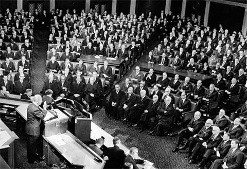Tổng thống Lyndon B. Johnson thông báo các chương trình Xã hội Lớn của ông vào năm 1968. Ông cũng kêu gọi một Đạo luật Quyền Bầu cử cũng như làm sạch nước và không khí. Khán giả vỗ tay 80 lần trong bài phát biểu của ông.