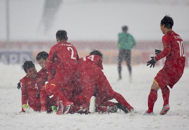 Các cầu thủ U23 Việt Nam ăn mừng bàn thắng của Quang Hải ở trận chung kết.