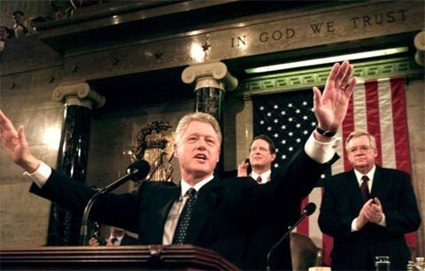 Ngày 19/1/1999, Tổng thống Bill Clinton đọc Thông điệp Liên bang ngay sau khi ông bị Hạ viện luận tội về bê bối tình ái với Monica Lewinsky.