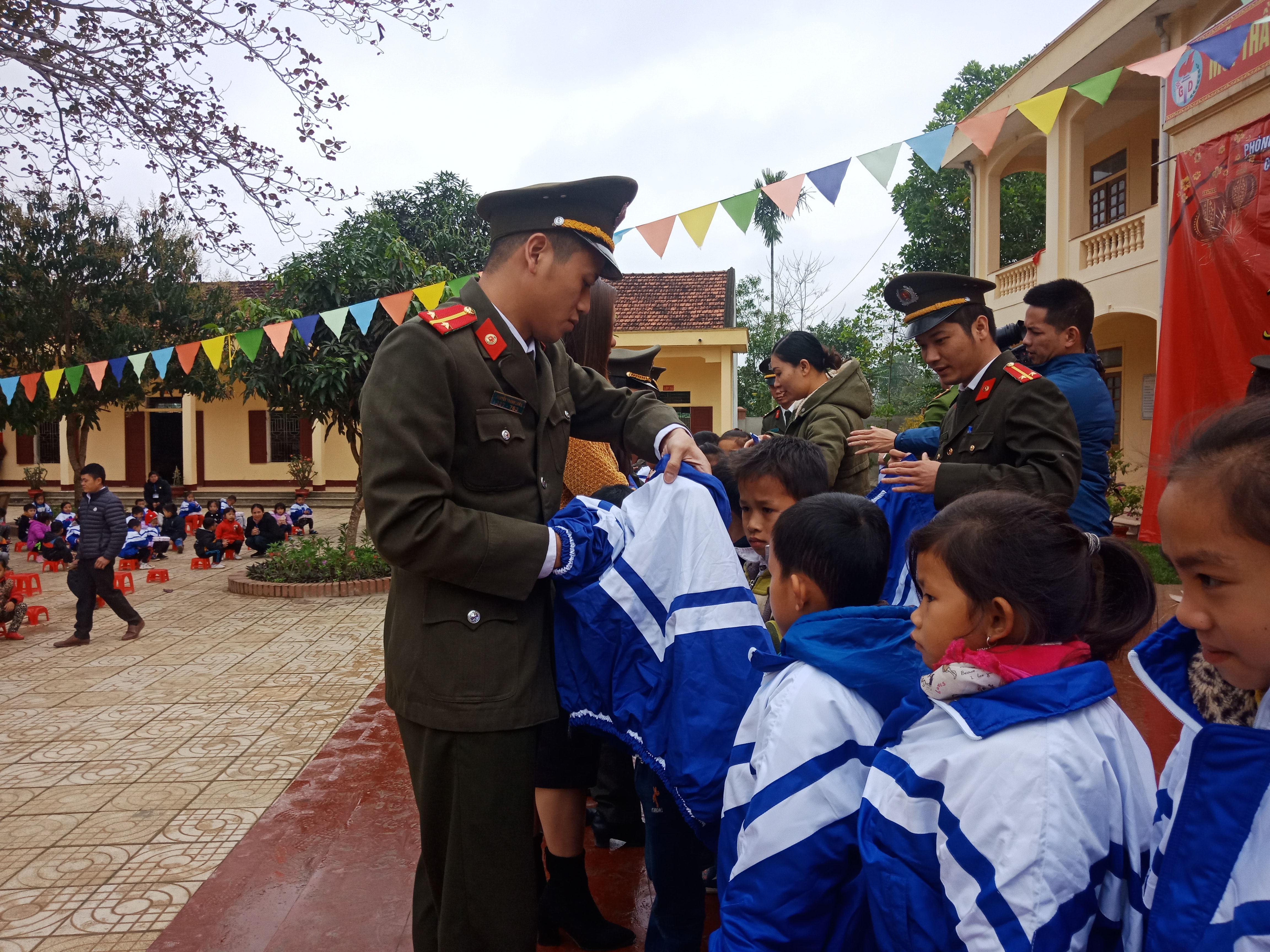 Công an tỉnh tặng quà học sinh nghèo