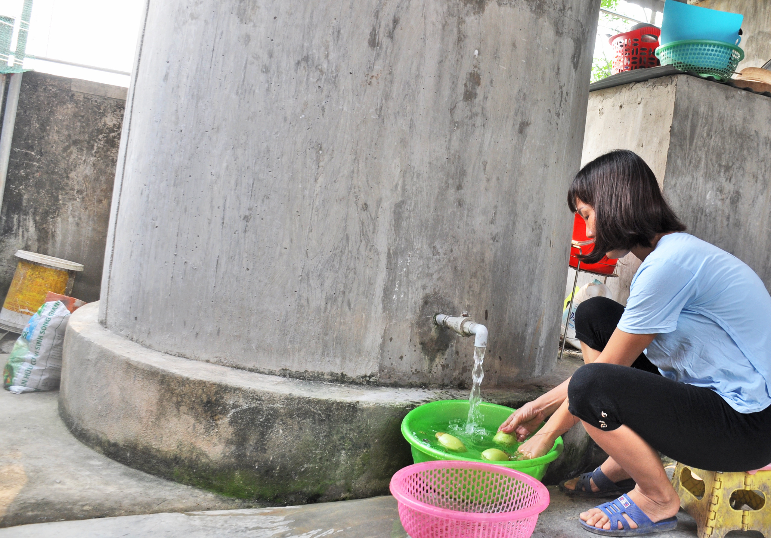 Chị Nguyễn Thị Hạnh ở xóm 1, Hưng Mỹ (Hưng Nguyên) đầu tư hệ thống nước sạch từ vốn vay ngân hàng chính sách. Ảnh: T.H