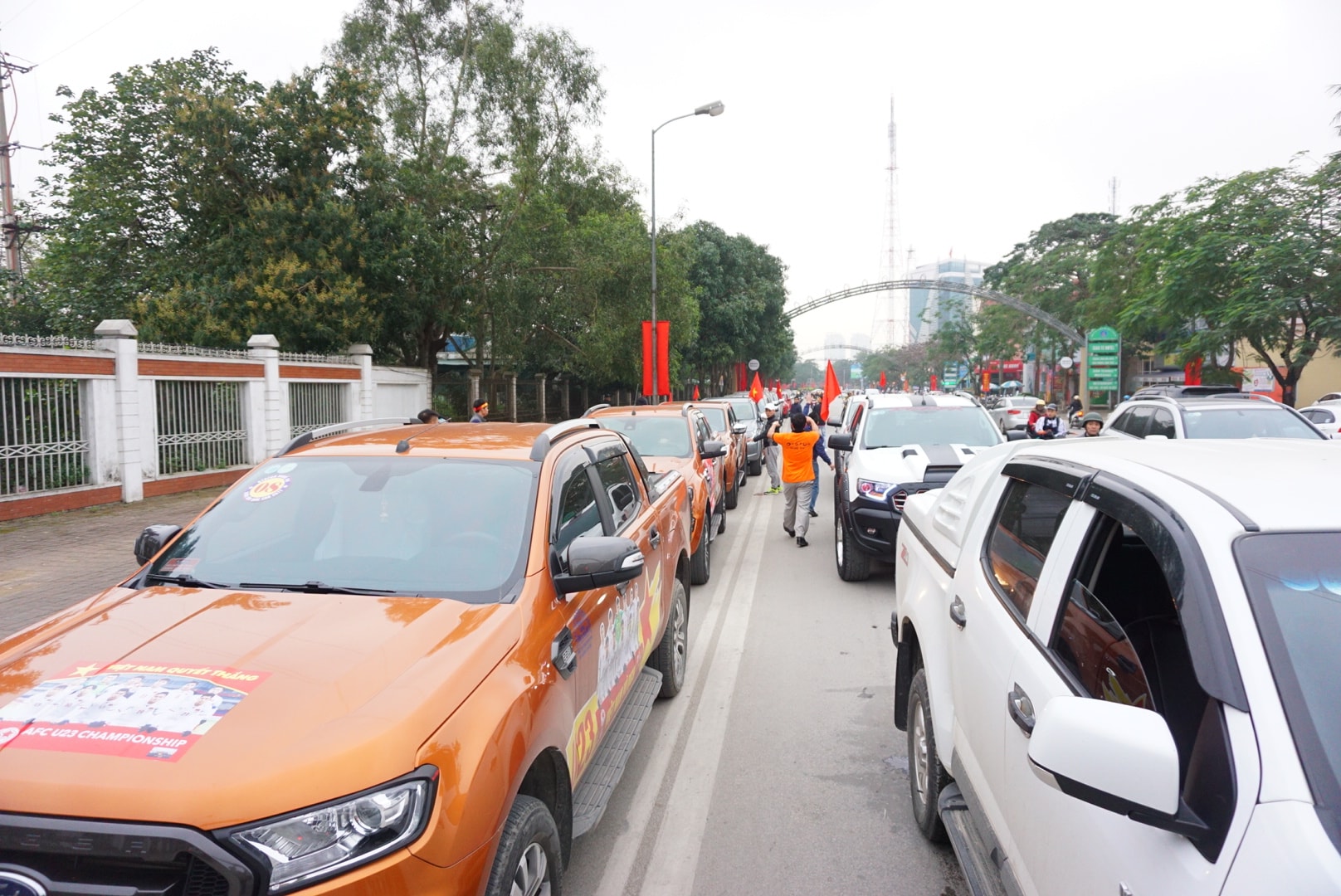 Hàng loạt những chiếc Oto các loại xếp thành hàng dài đang đợi diễu hành trong ngày các tuyển thủ U23 Việt Nam trở về. Ảnh: Thành Cường