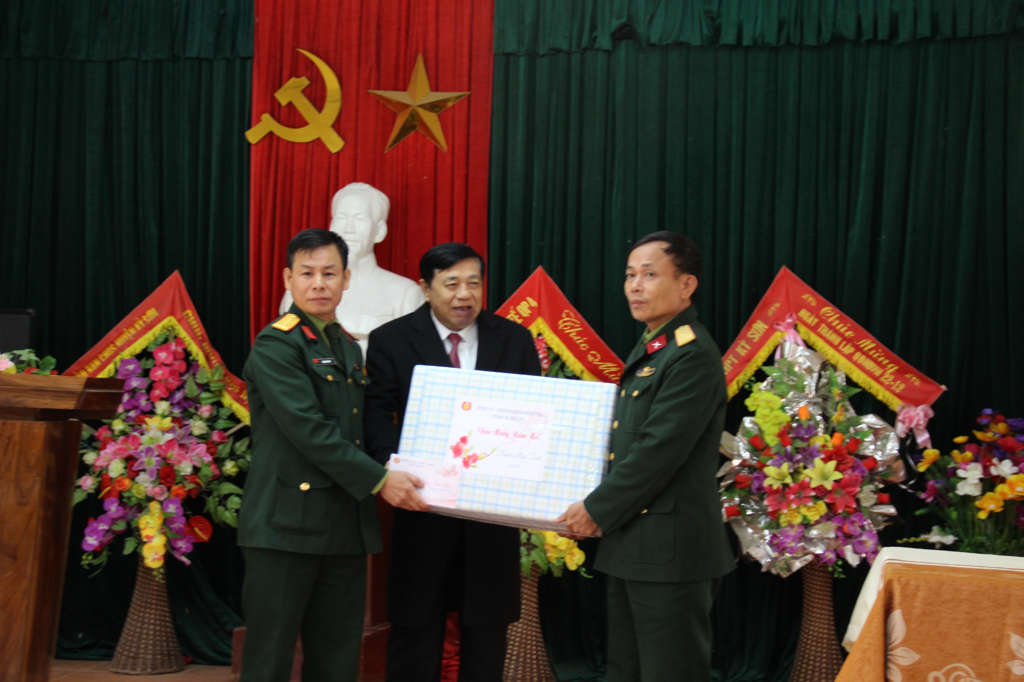 Chủ tịch UBND tỉnh tặng quà tết cho Ban chỉ huy Quân sự huyện Kỳ Sơn. Ảnh: Hoài Thu