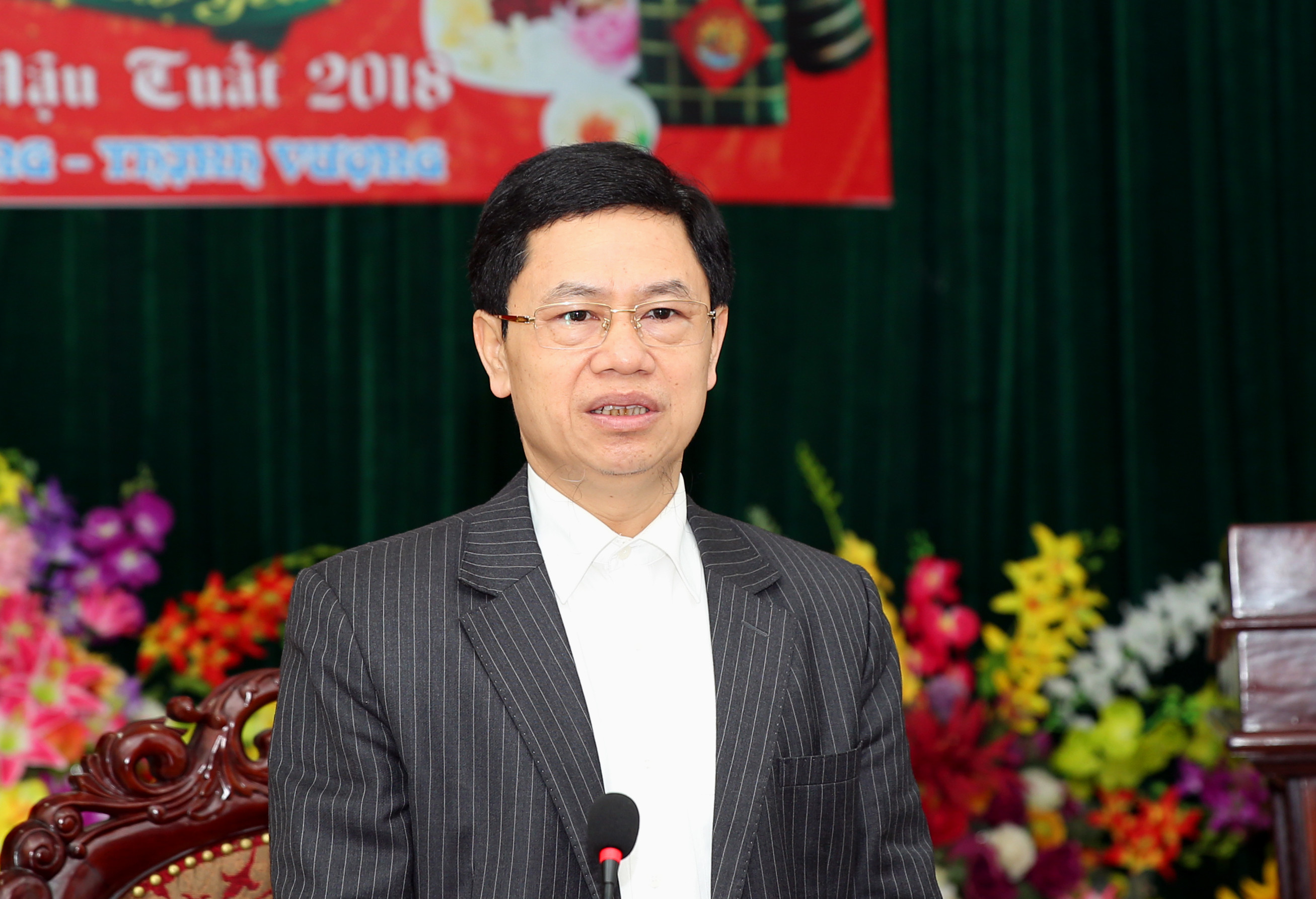 Đồng chí Nguyễn Xuân Sơn phát biểu, chúc tết tại Huyện Ủy Quỳ Châu. Ảnh: Hữu Vi