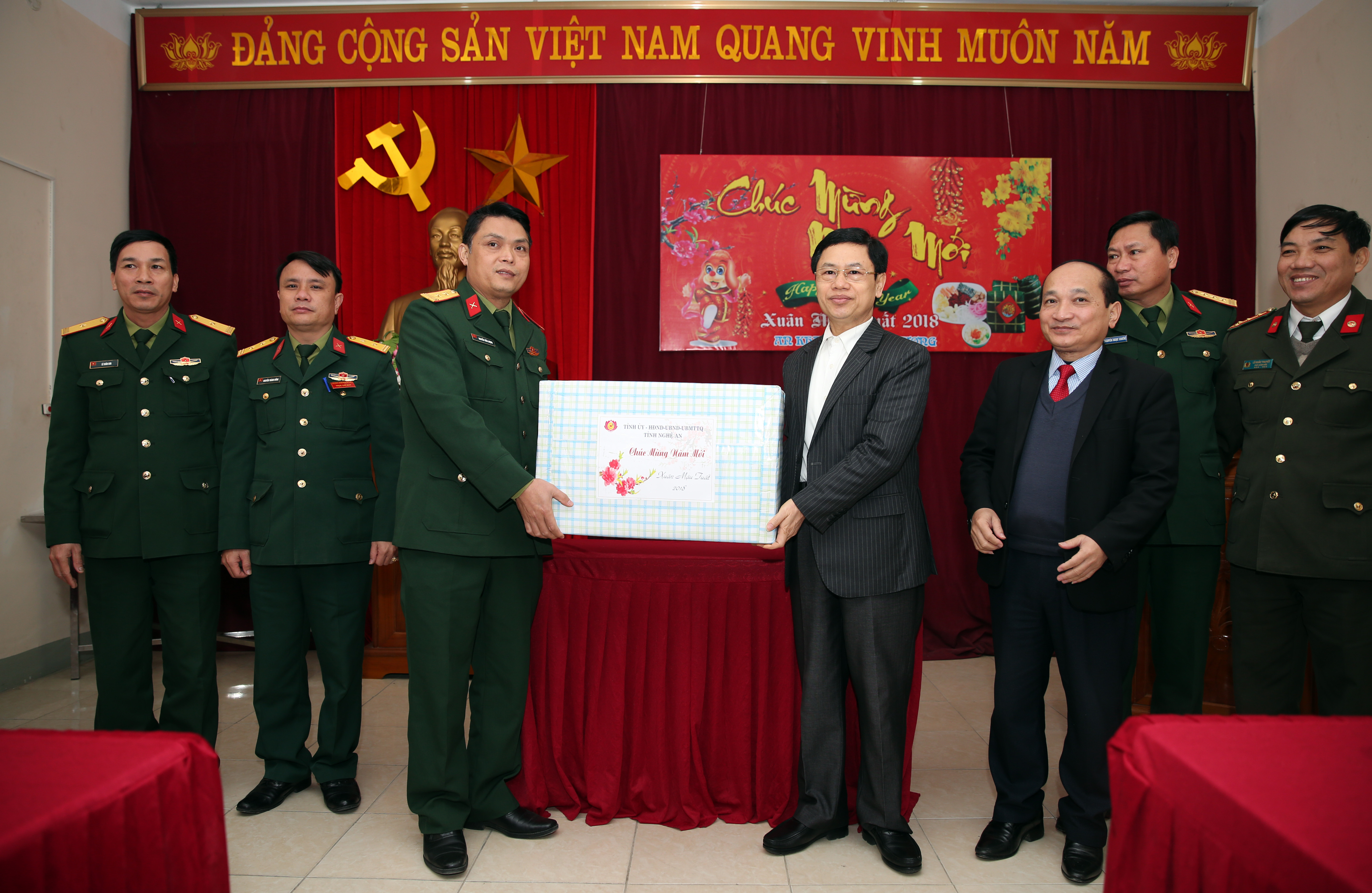 Đại diện lãnh đạo tỉnh chúc tết và tặng quà tại Ban Chỉ huy quân sự huyện Quỳ Châu. Ảnh: Hữu Vi